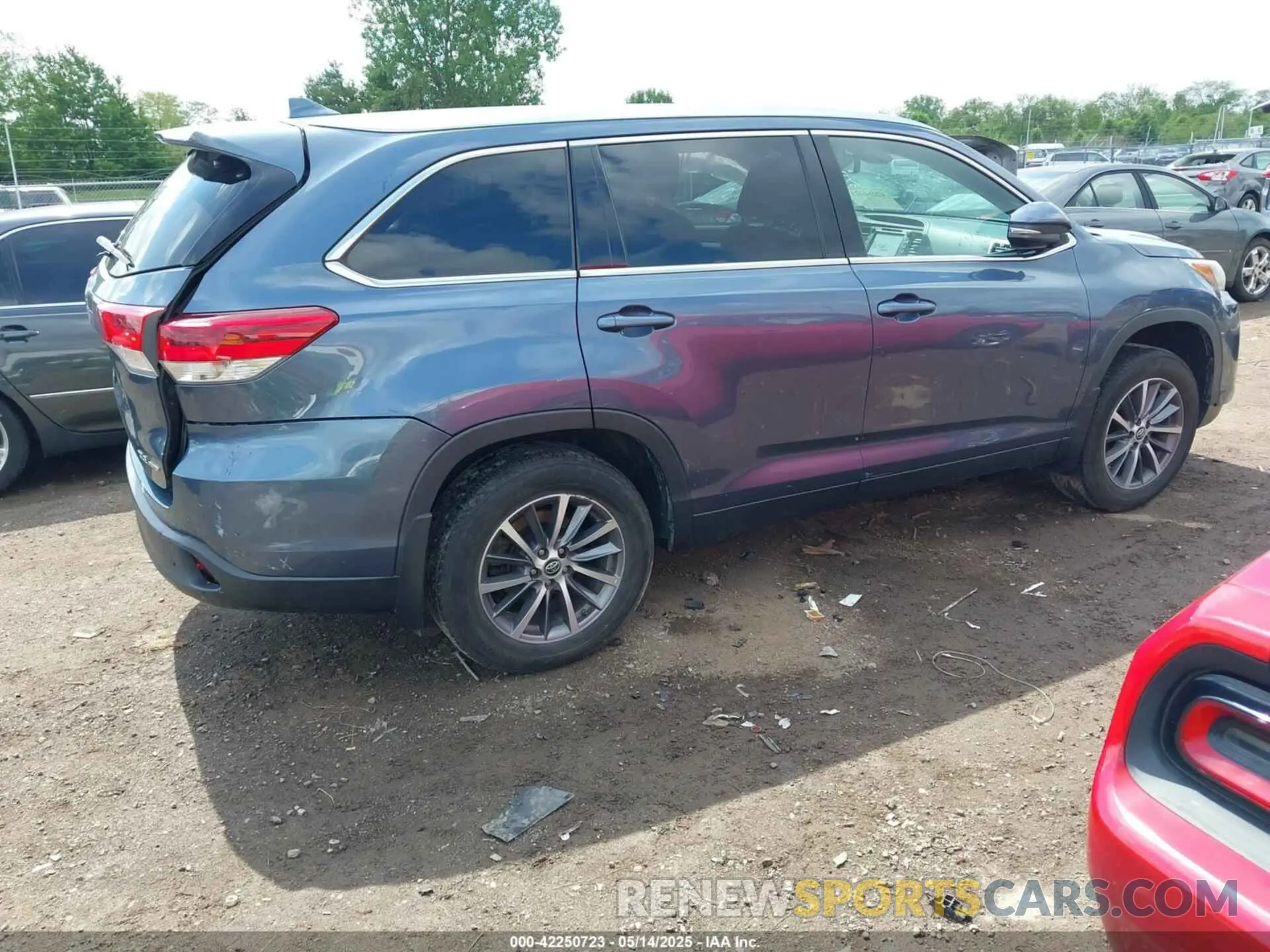 4 Photograph of a damaged car 5TDJZRFH2KS975689 TOYOTA HIGHLANDER 2019