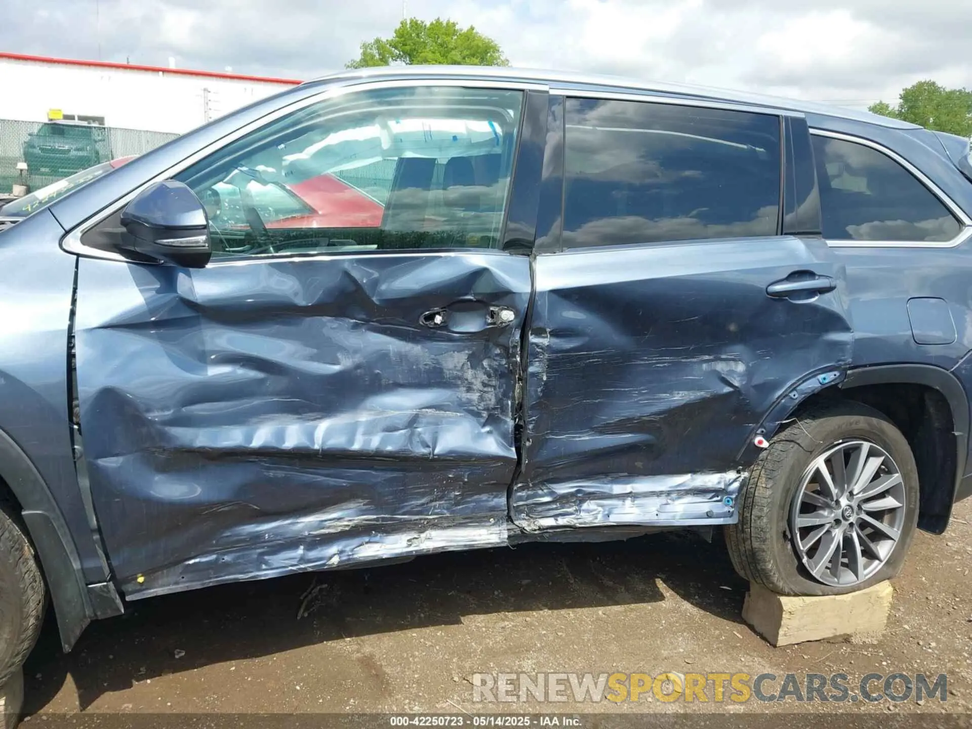 6 Photograph of a damaged car 5TDJZRFH2KS975689 TOYOTA HIGHLANDER 2019