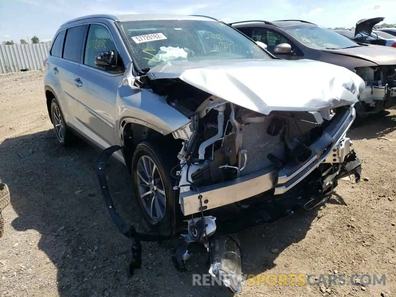 1 Photograph of a damaged car 5TDJZRFH2KS998678 TOYOTA HIGHLANDER 2019