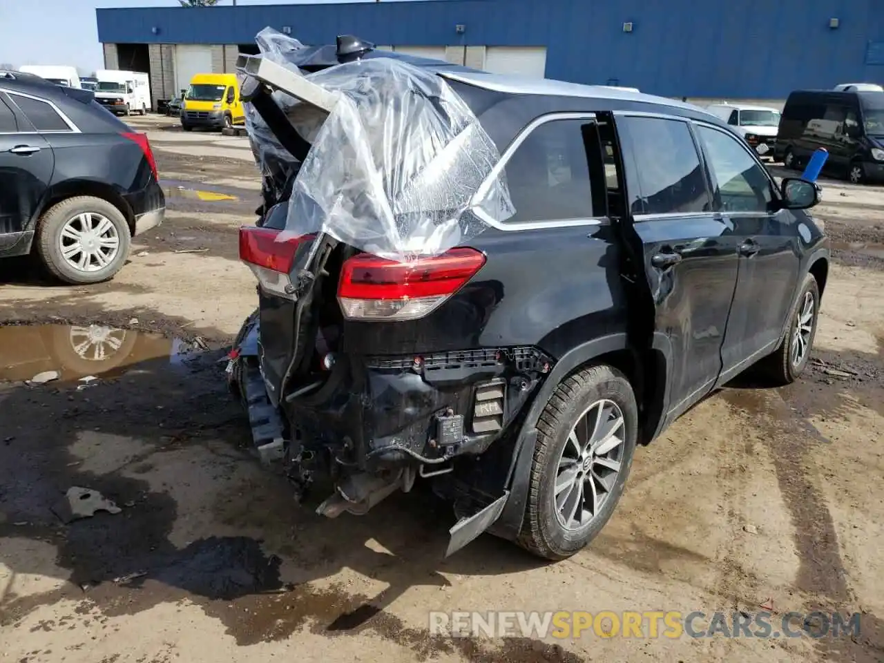 4 Photograph of a damaged car 5TDJZRFH3KS569615 TOYOTA HIGHLANDER 2019