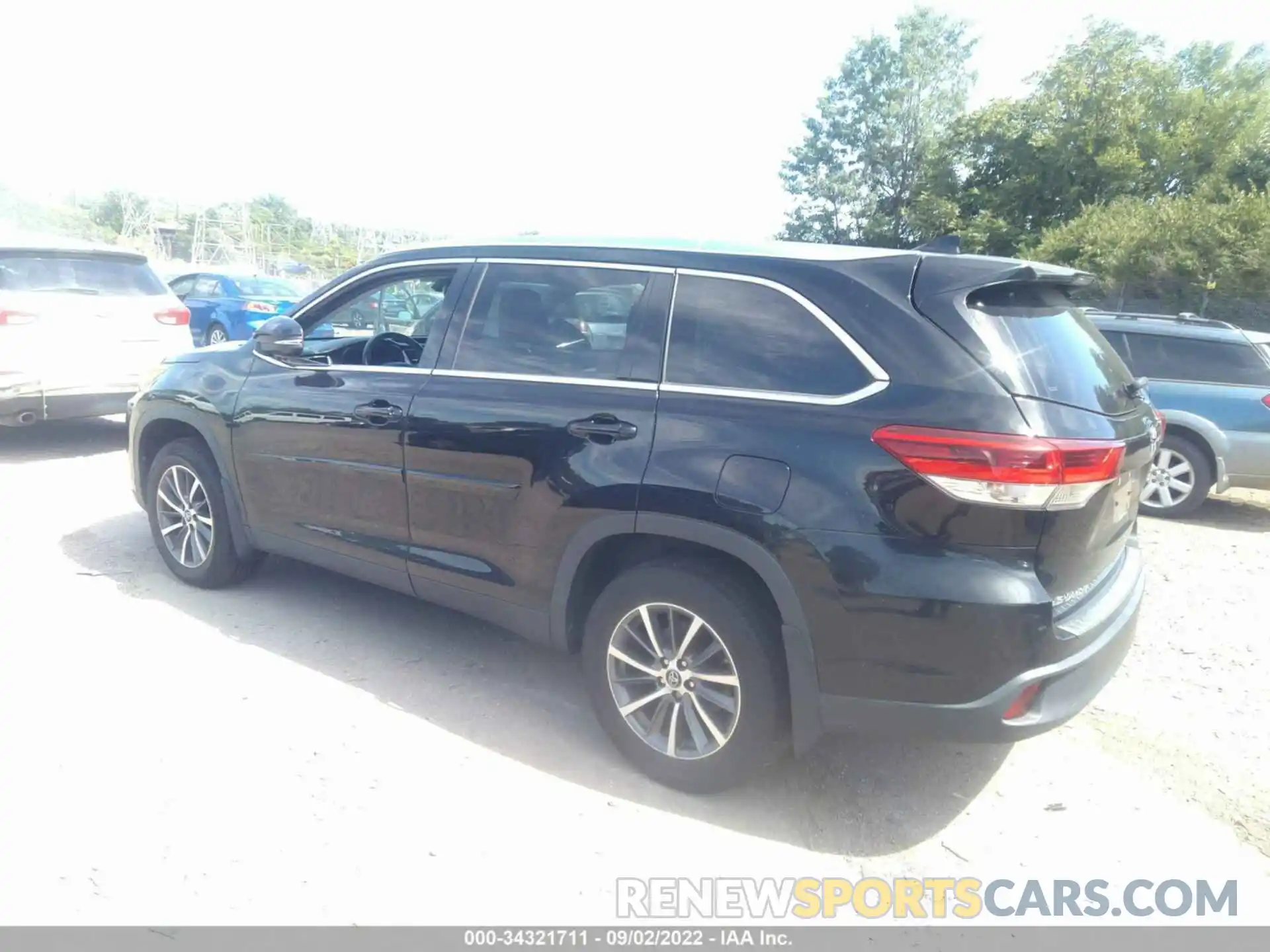 3 Photograph of a damaged car 5TDJZRFH3KS573292 TOYOTA HIGHLANDER 2019