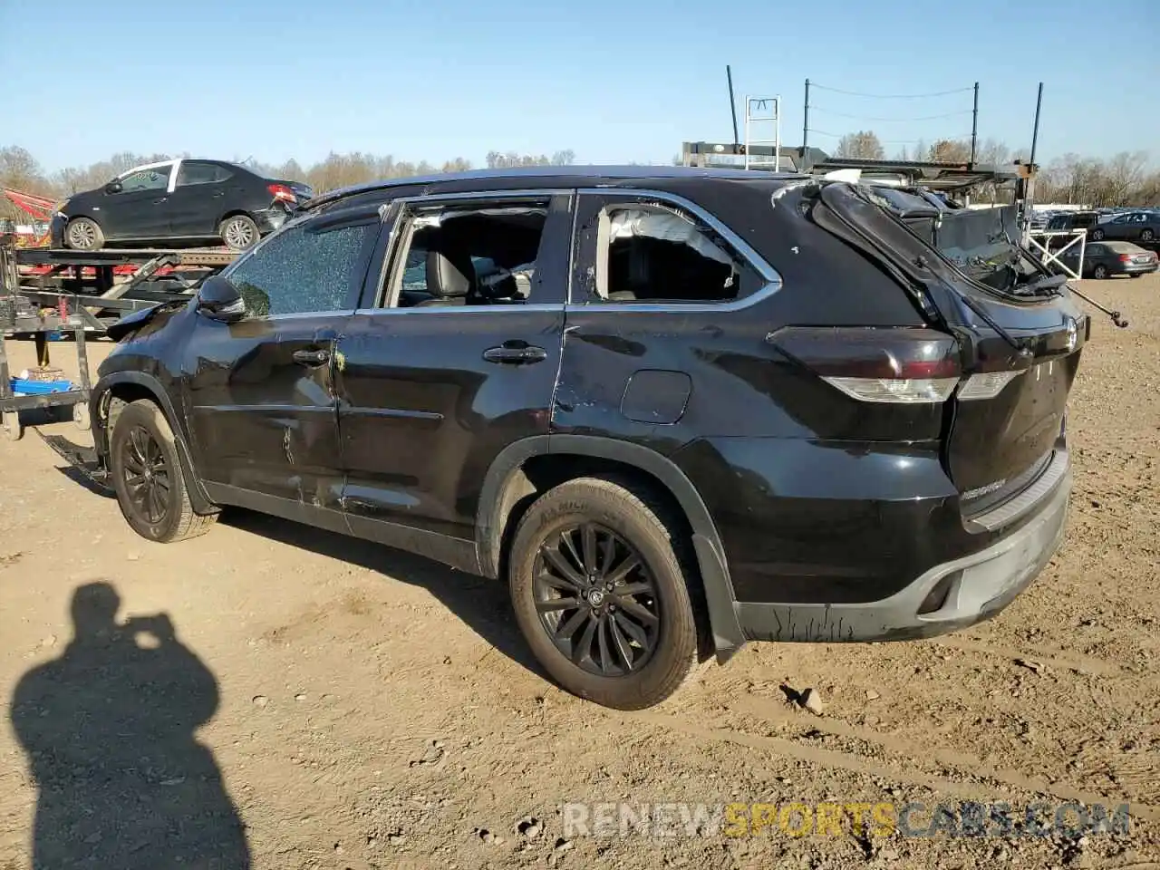 2 Photograph of a damaged car 5TDJZRFH3KS576337 TOYOTA HIGHLANDER 2019