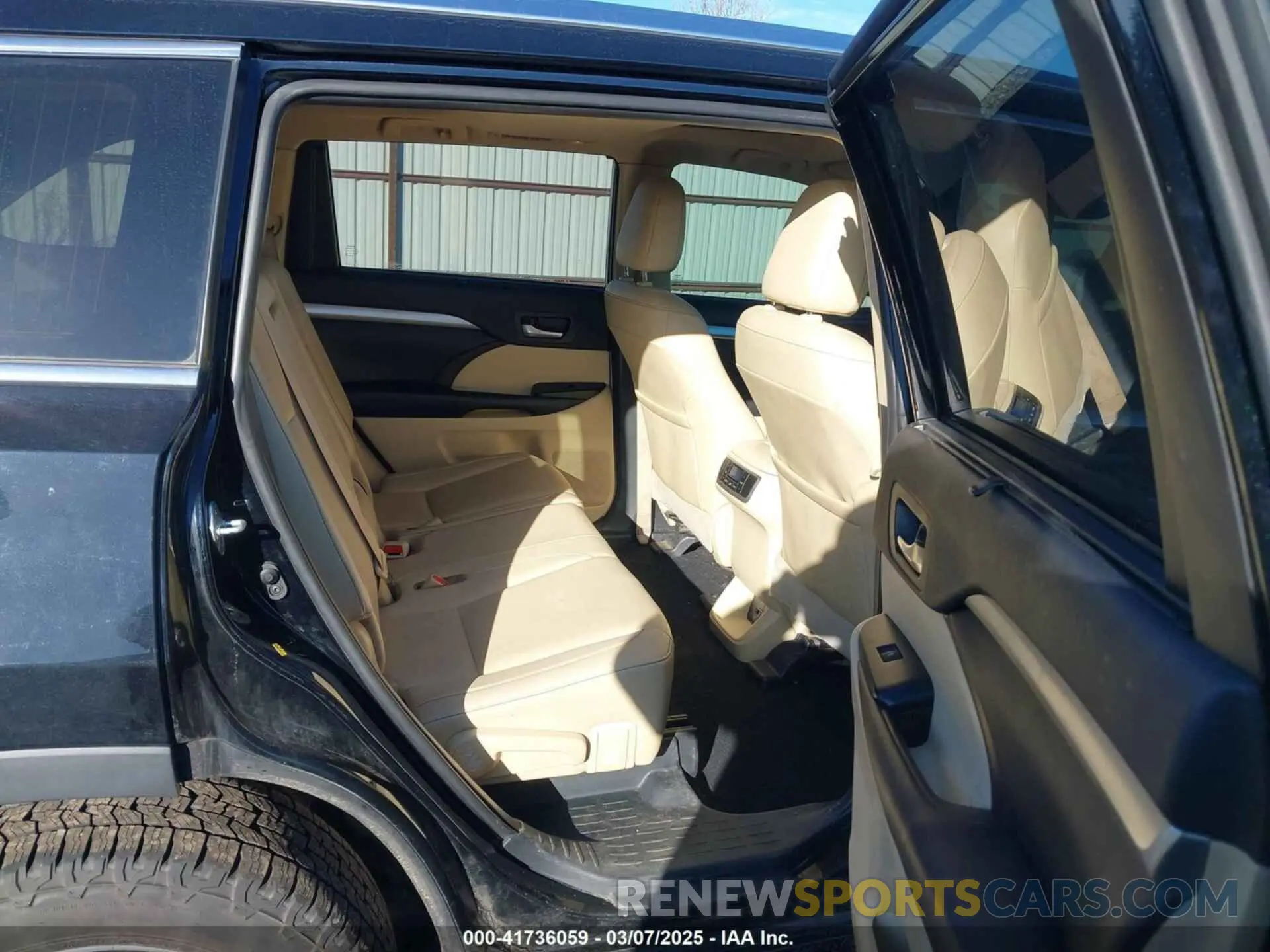 8 Photograph of a damaged car 5TDJZRFH3KS580338 TOYOTA HIGHLANDER 2019