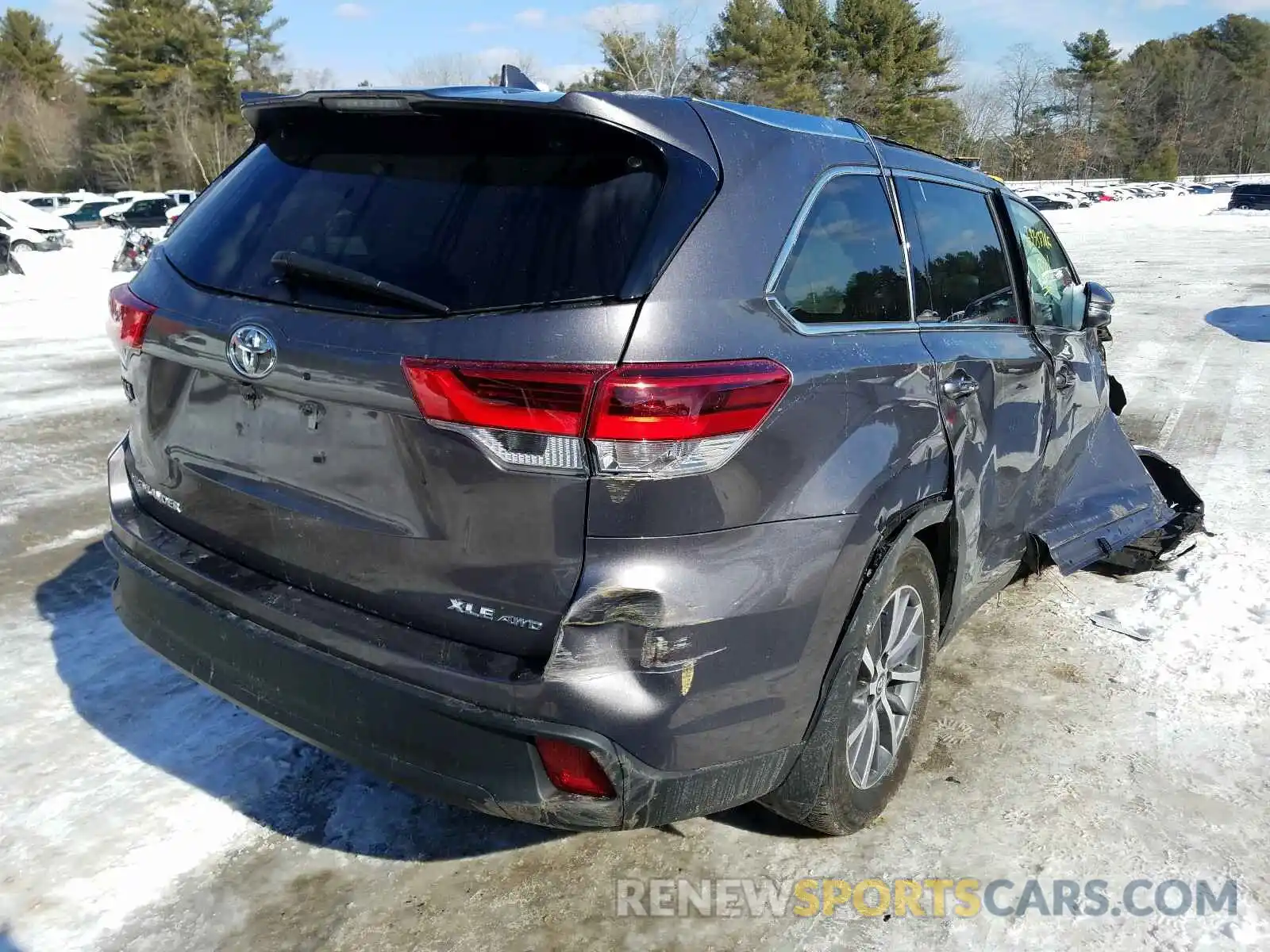 4 Photograph of a damaged car 5TDJZRFH3KS581697 TOYOTA HIGHLANDER 2019