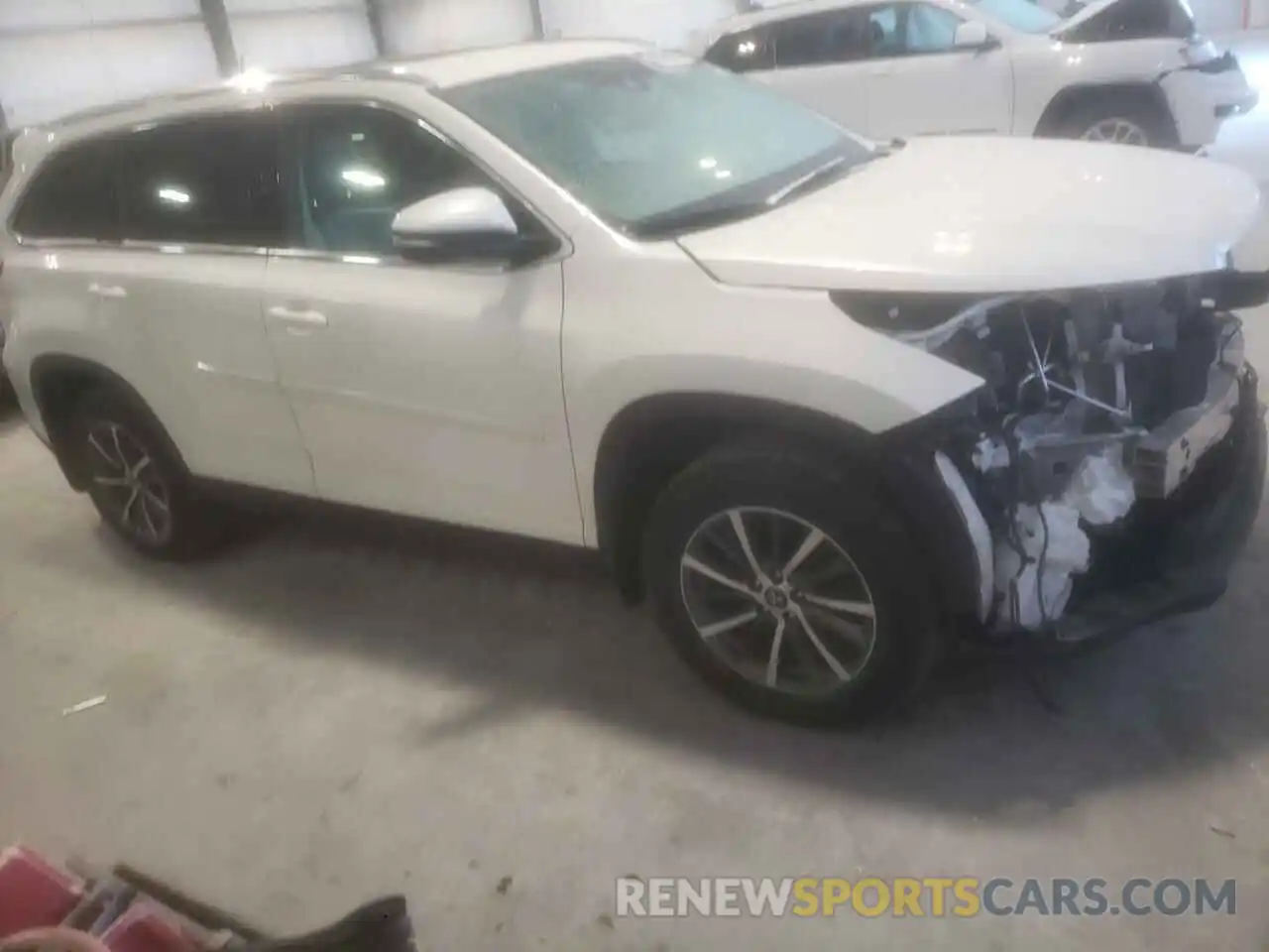 4 Photograph of a damaged car 5TDJZRFH3KS583479 TOYOTA HIGHLANDER 2019