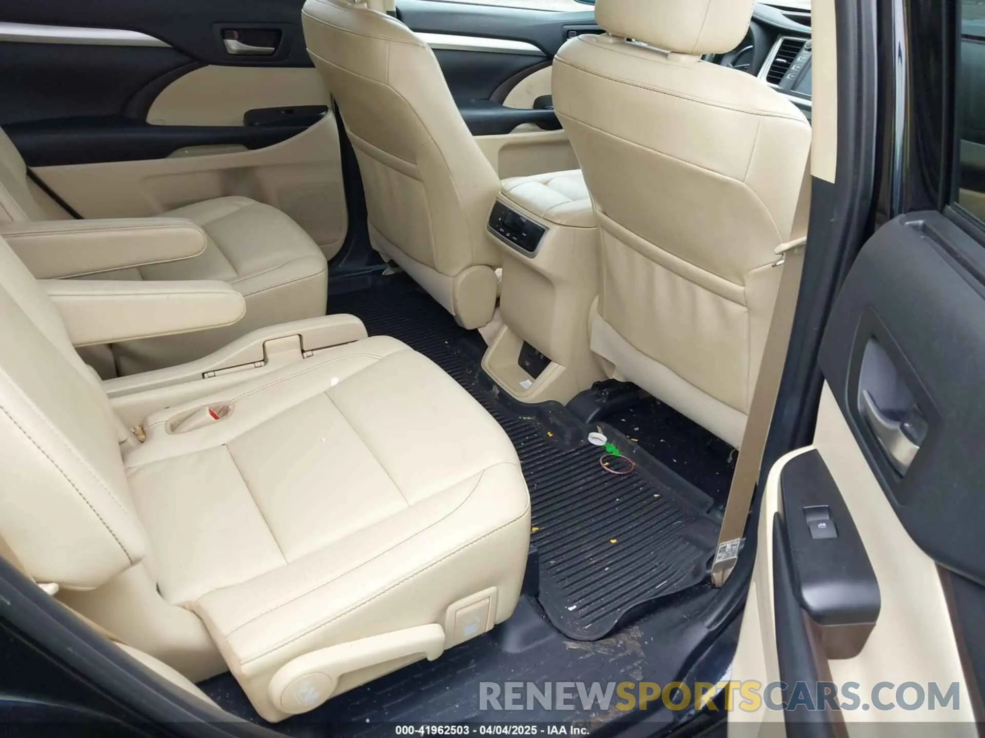 8 Photograph of a damaged car 5TDJZRFH3KS583546 TOYOTA HIGHLANDER 2019