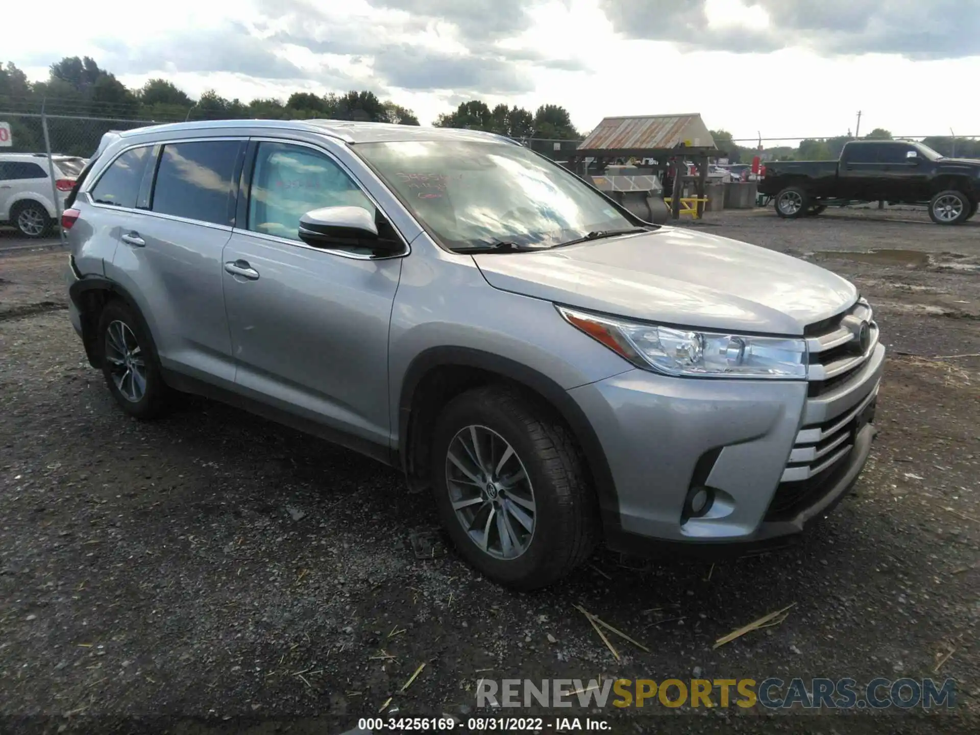 1 Photograph of a damaged car 5TDJZRFH3KS585264 TOYOTA HIGHLANDER 2019