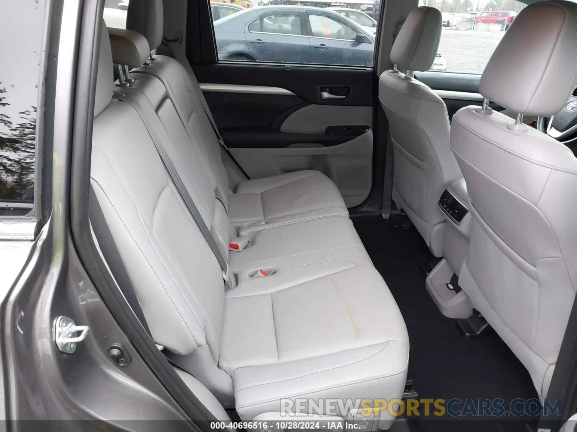 8 Photograph of a damaged car 5TDJZRFH3KS588603 TOYOTA HIGHLANDER 2019
