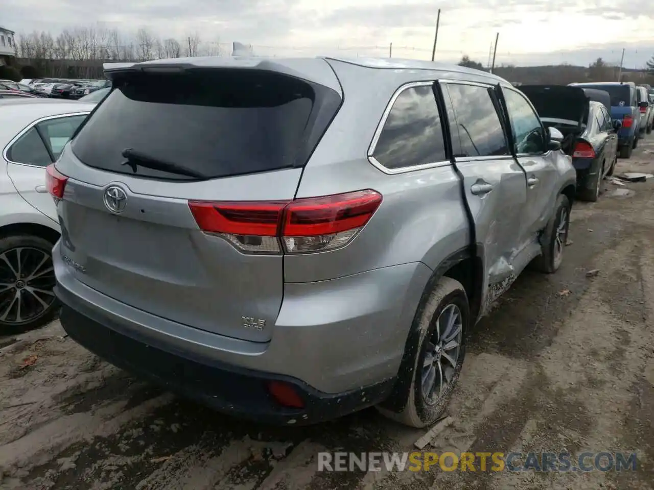 4 Photograph of a damaged car 5TDJZRFH3KS589573 TOYOTA HIGHLANDER 2019