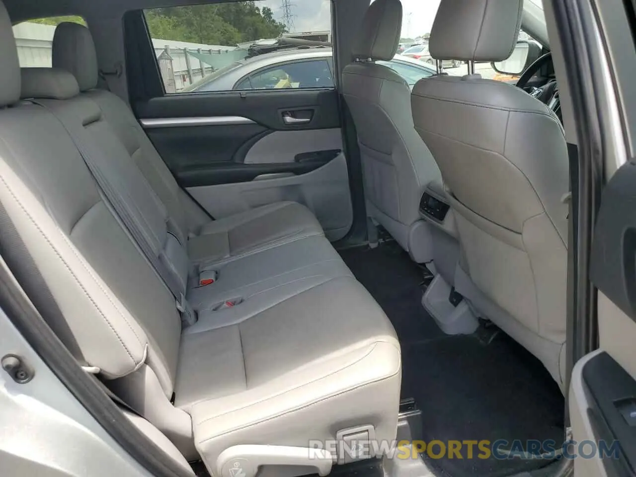 11 Photograph of a damaged car 5TDJZRFH3KS591047 TOYOTA HIGHLANDER 2019