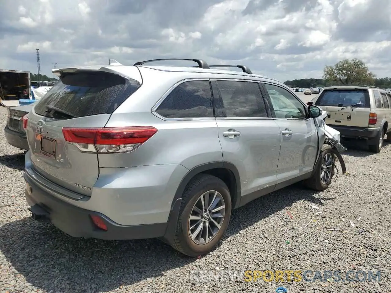 3 Photograph of a damaged car 5TDJZRFH3KS591047 TOYOTA HIGHLANDER 2019