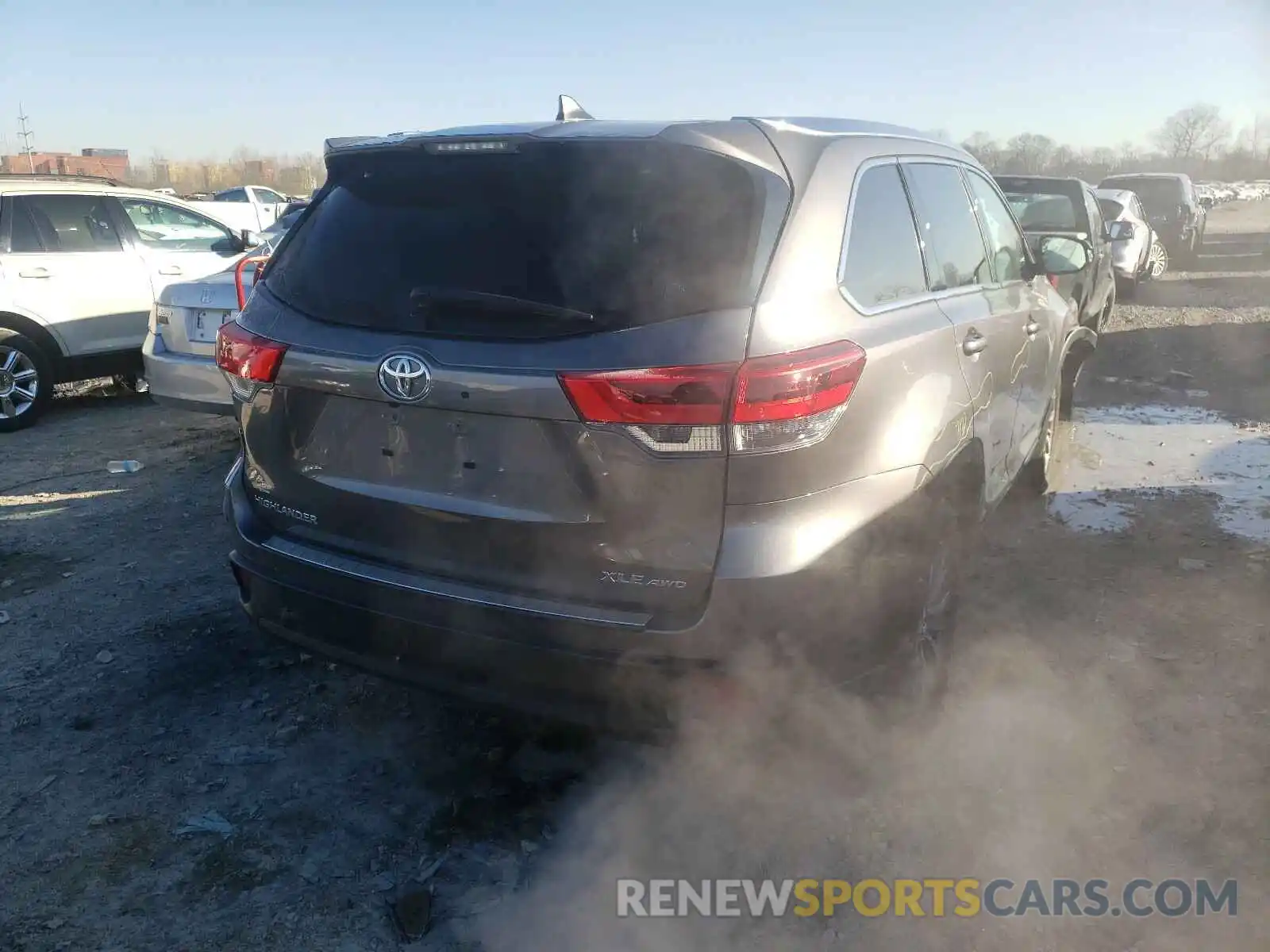 4 Photograph of a damaged car 5TDJZRFH3KS592148 TOYOTA HIGHLANDER 2019