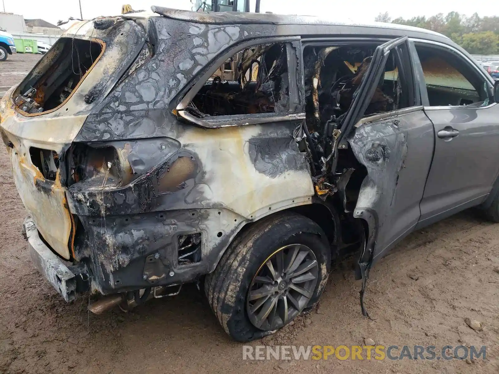 9 Photograph of a damaged car 5TDJZRFH3KS594711 TOYOTA HIGHLANDER 2019