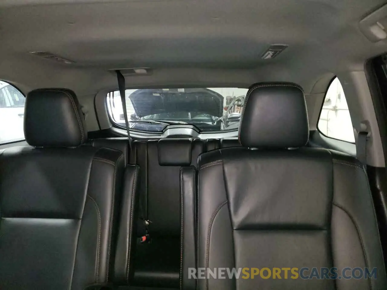 10 Photograph of a damaged car 5TDJZRFH3KS604413 TOYOTA HIGHLANDER 2019