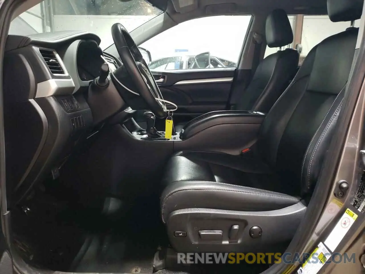 7 Photograph of a damaged car 5TDJZRFH3KS604413 TOYOTA HIGHLANDER 2019
