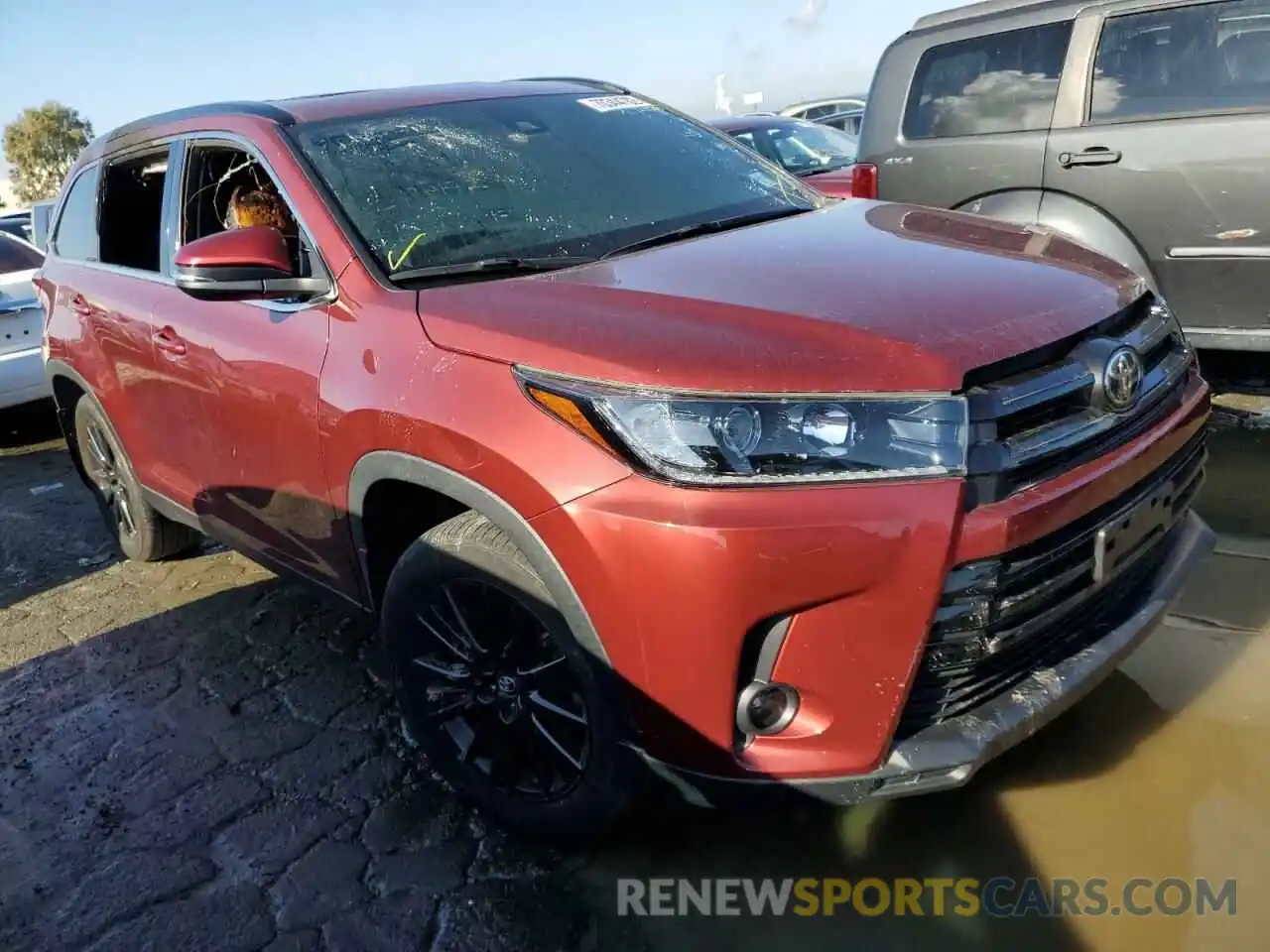 4 Photograph of a damaged car 5TDJZRFH3KS608512 TOYOTA HIGHLANDER 2019