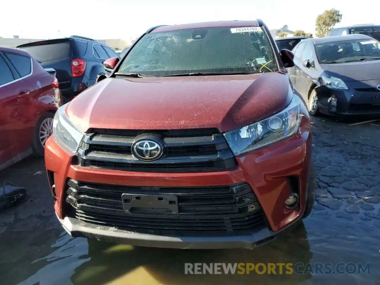 5 Photograph of a damaged car 5TDJZRFH3KS608512 TOYOTA HIGHLANDER 2019