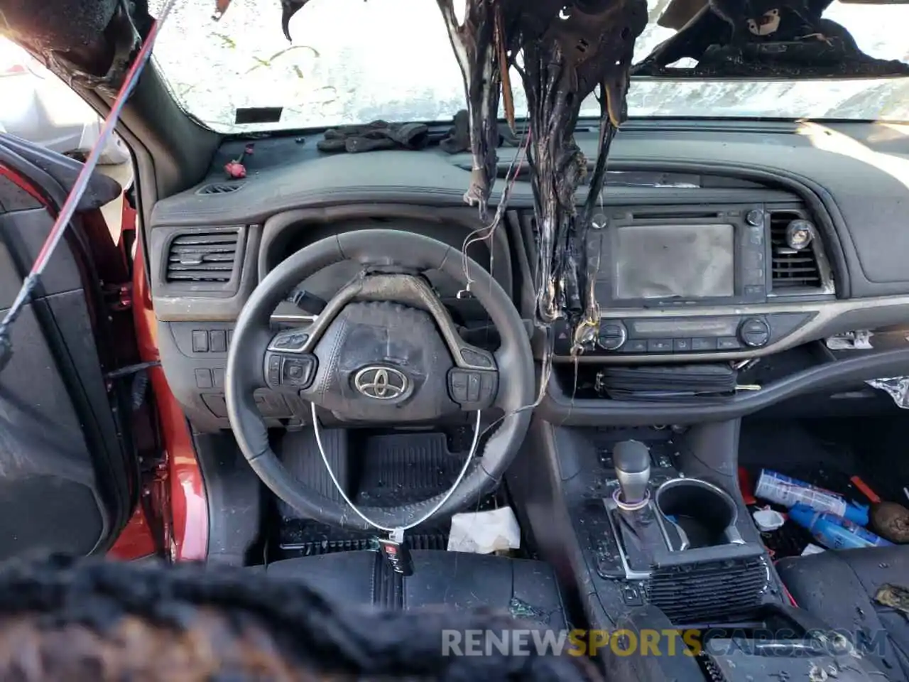 8 Photograph of a damaged car 5TDJZRFH3KS608512 TOYOTA HIGHLANDER 2019