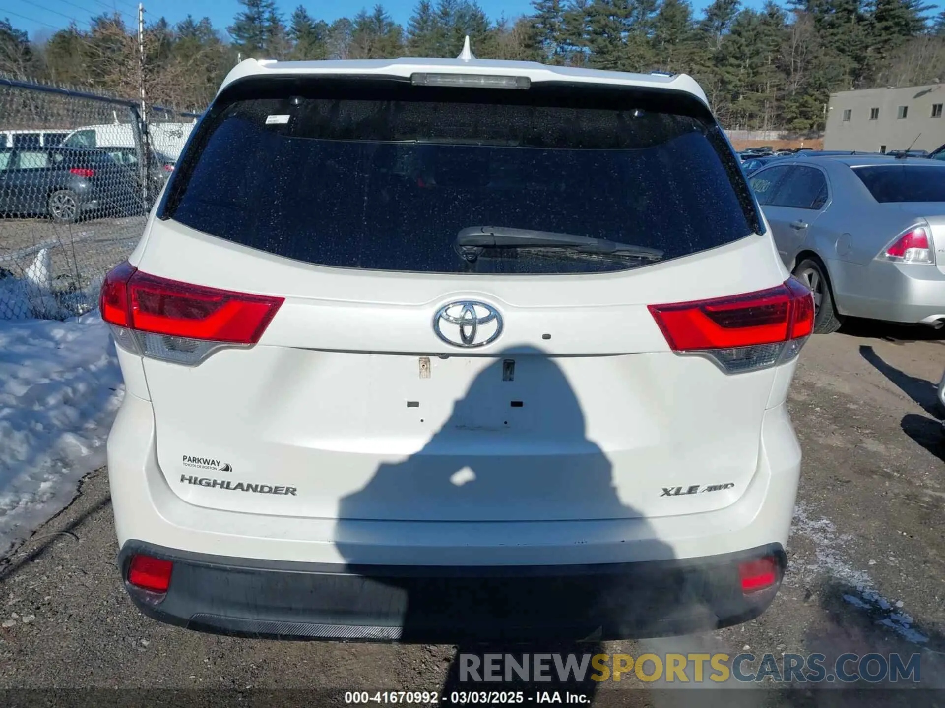 17 Photograph of a damaged car 5TDJZRFH3KS613063 TOYOTA HIGHLANDER 2019