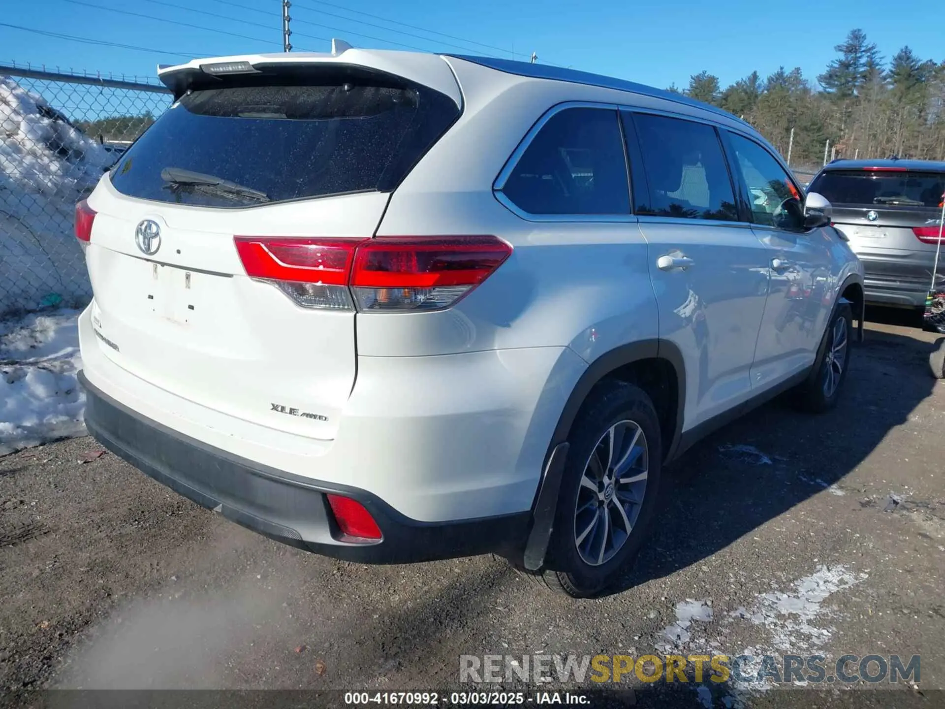 4 Photograph of a damaged car 5TDJZRFH3KS613063 TOYOTA HIGHLANDER 2019