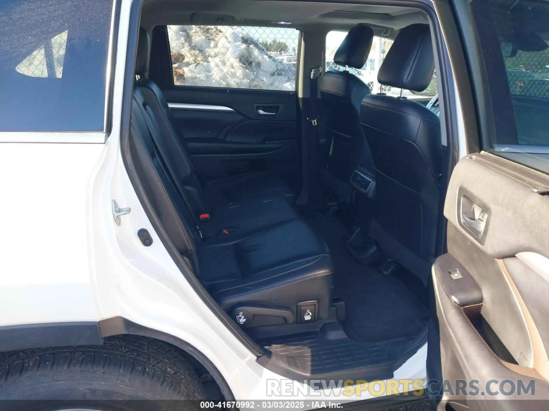 8 Photograph of a damaged car 5TDJZRFH3KS613063 TOYOTA HIGHLANDER 2019