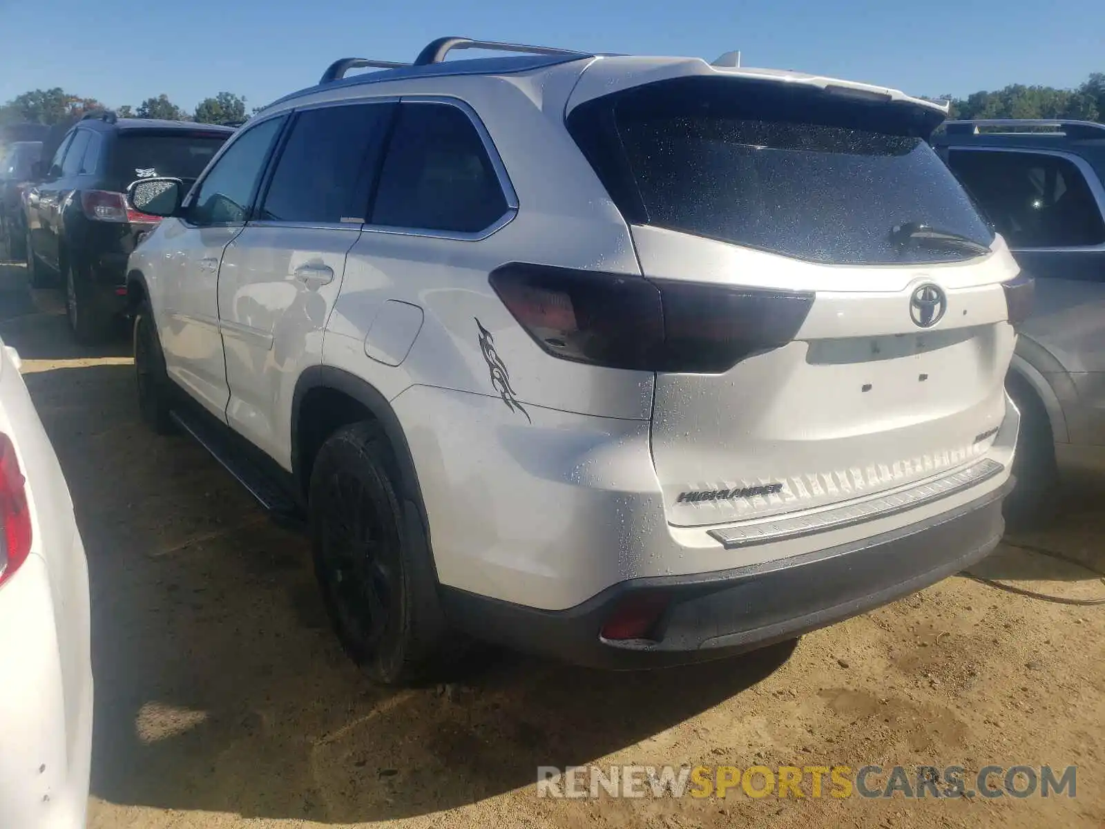 3 Photograph of a damaged car 5TDJZRFH3KS616660 TOYOTA HIGHLANDER 2019