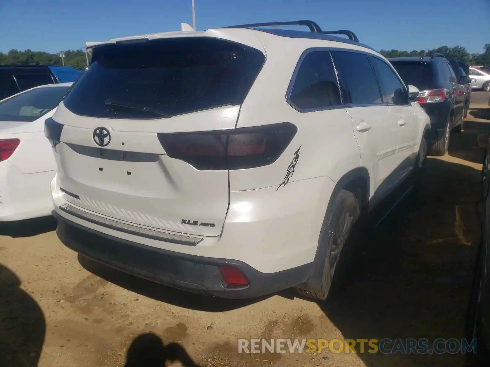 4 Photograph of a damaged car 5TDJZRFH3KS616660 TOYOTA HIGHLANDER 2019