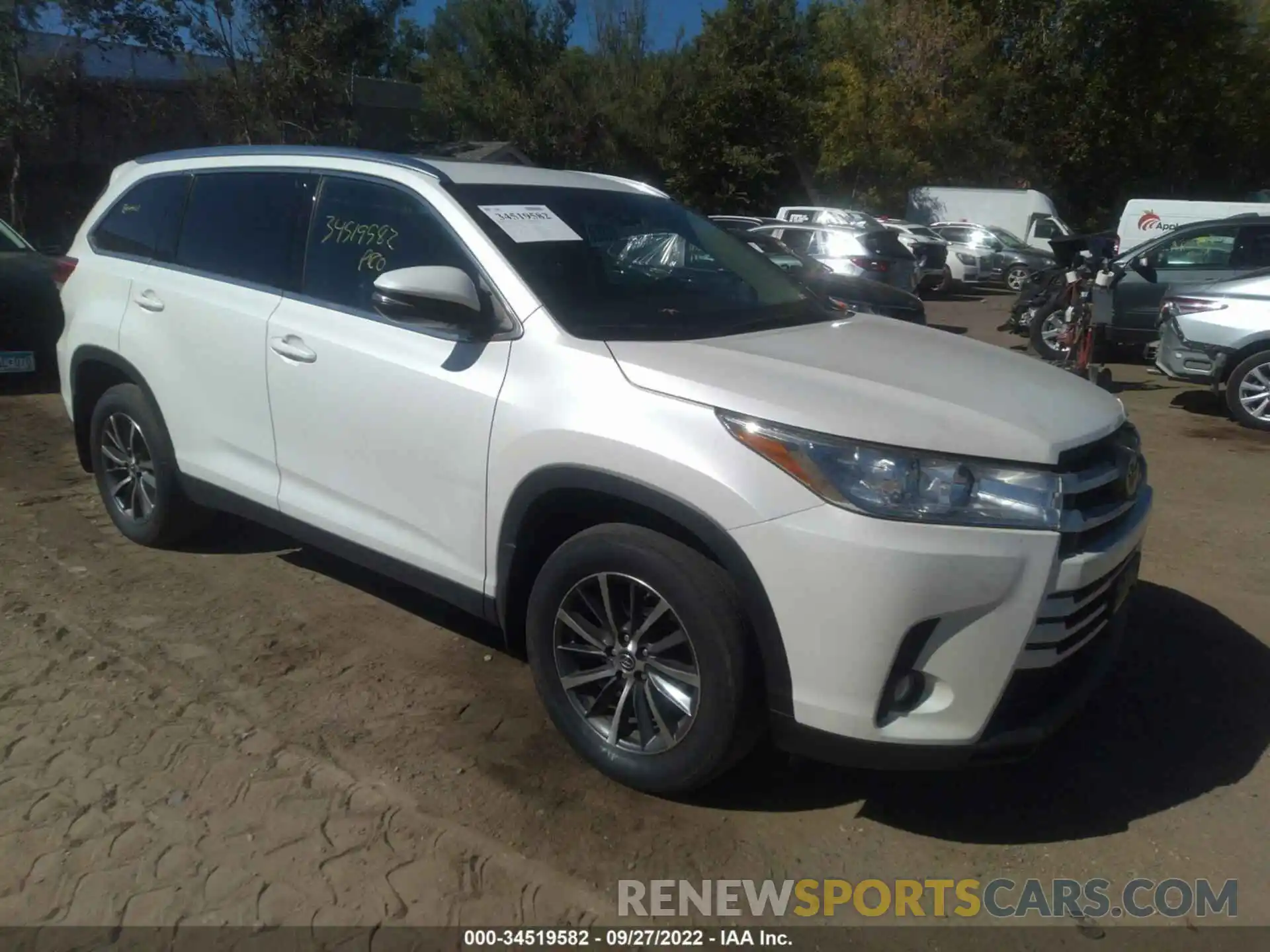 1 Photograph of a damaged car 5TDJZRFH3KS620076 TOYOTA HIGHLANDER 2019