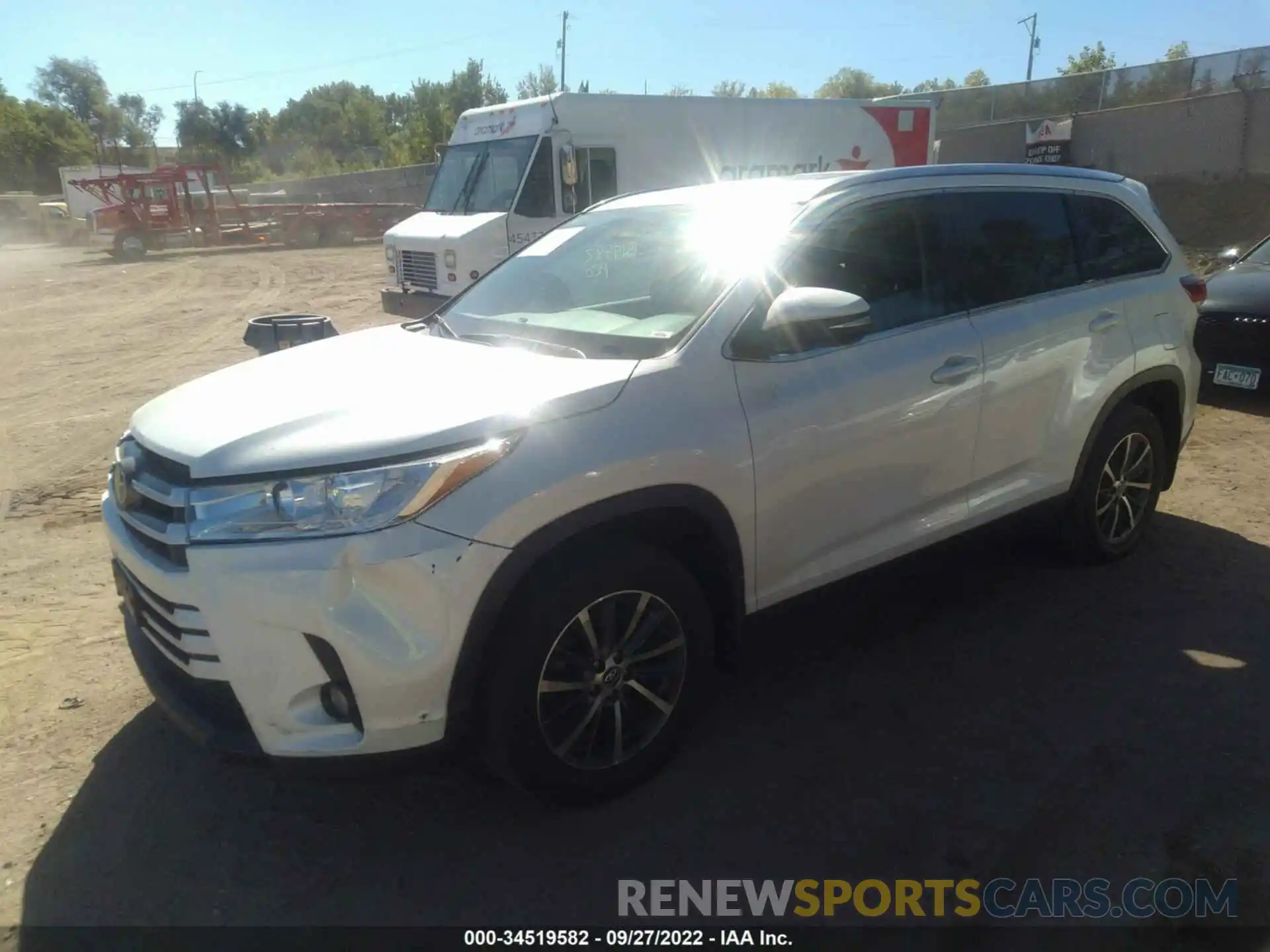 2 Photograph of a damaged car 5TDJZRFH3KS620076 TOYOTA HIGHLANDER 2019