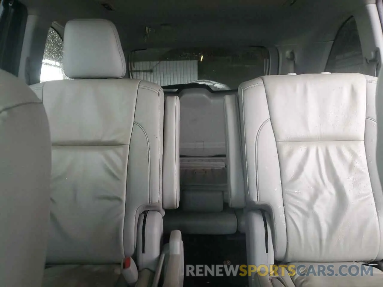 10 Photograph of a damaged car 5TDJZRFH3KS620420 TOYOTA HIGHLANDER 2019