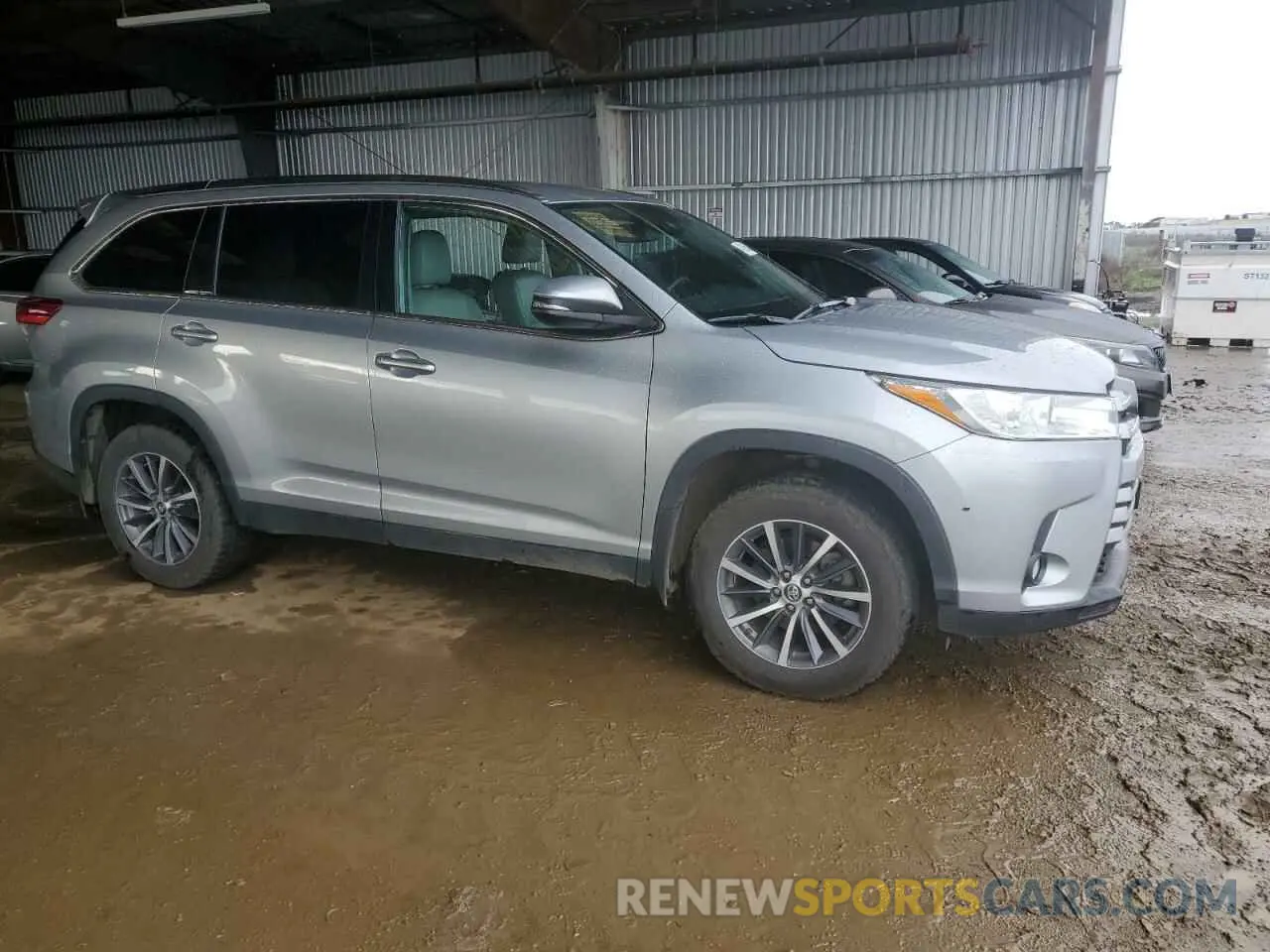 4 Photograph of a damaged car 5TDJZRFH3KS620420 TOYOTA HIGHLANDER 2019