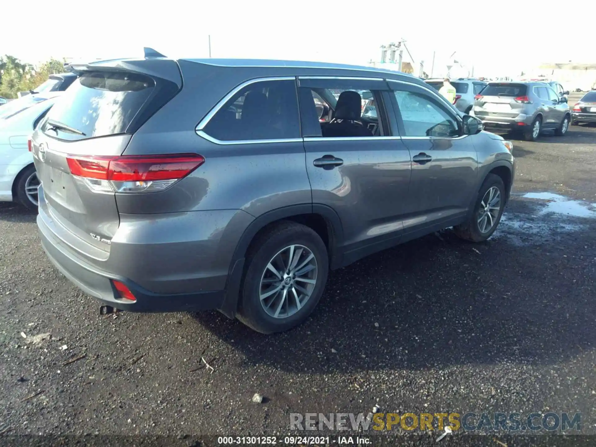 4 Photograph of a damaged car 5TDJZRFH3KS622913 TOYOTA HIGHLANDER 2019