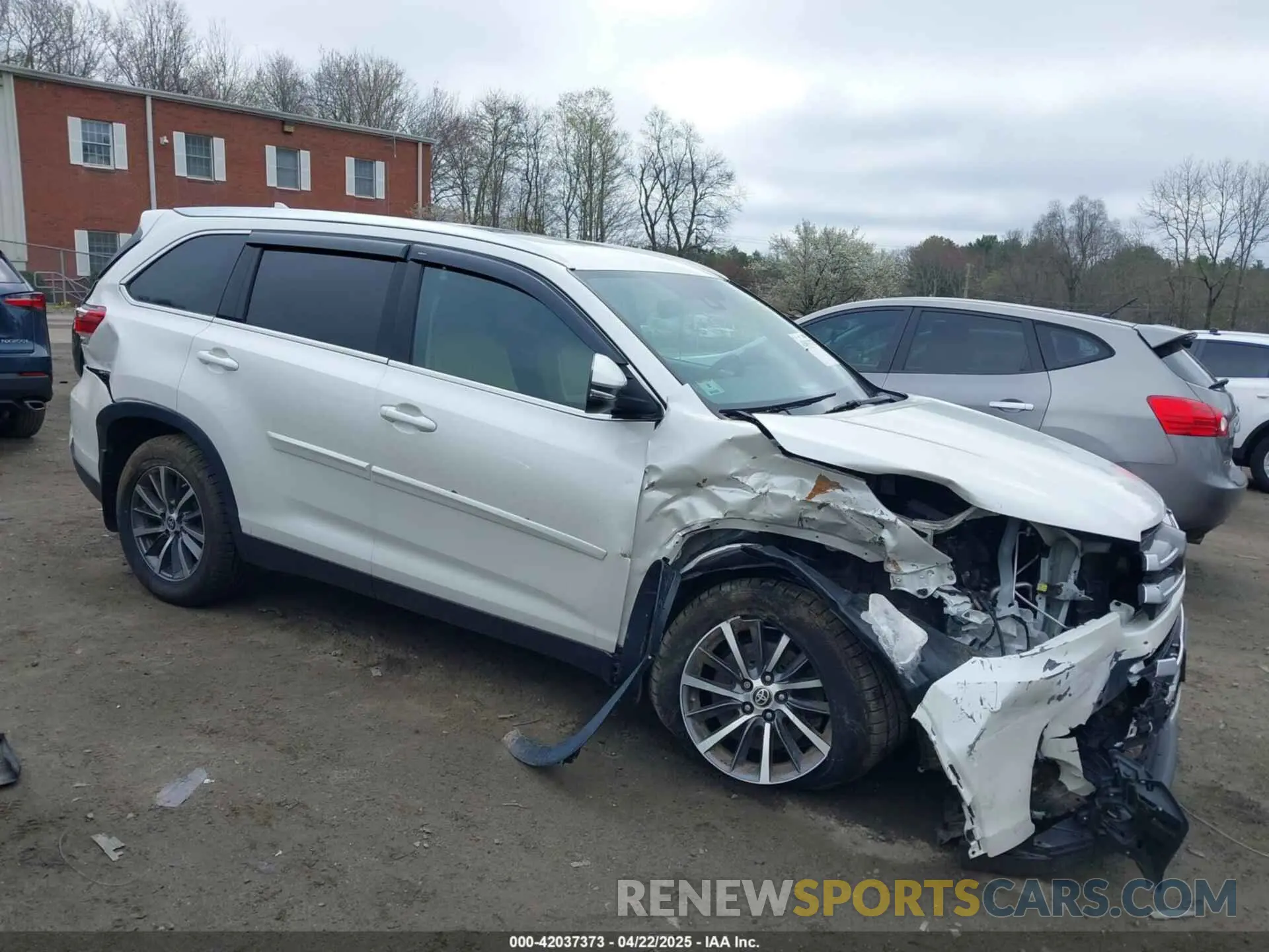 1 Photograph of a damaged car 5TDJZRFH3KS629568 TOYOTA HIGHLANDER 2019