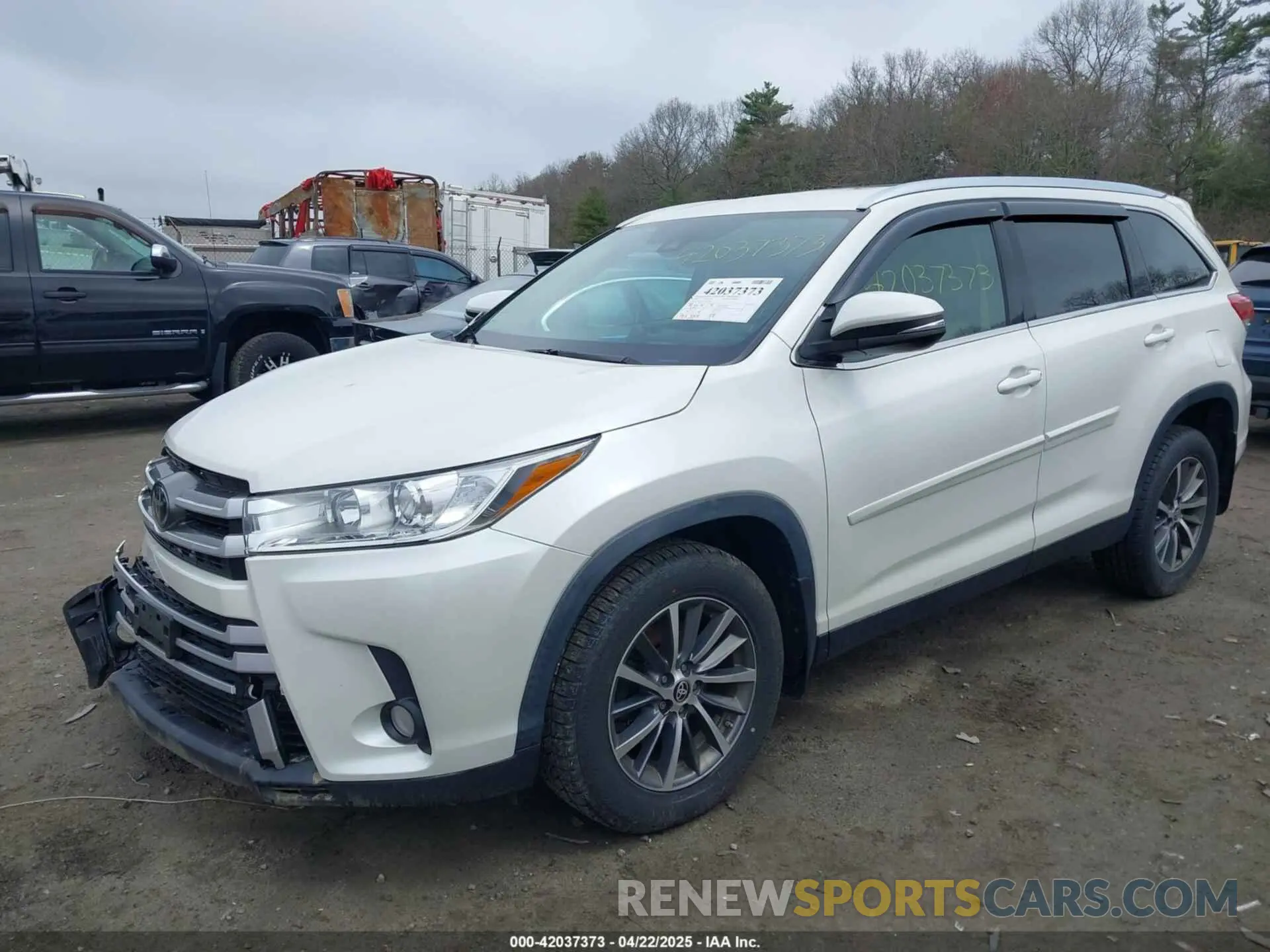 2 Photograph of a damaged car 5TDJZRFH3KS629568 TOYOTA HIGHLANDER 2019