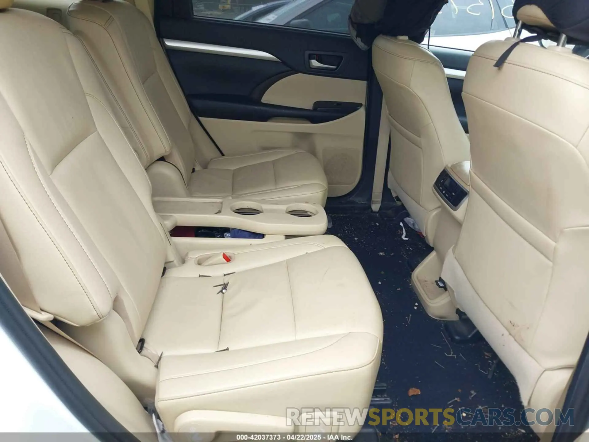 8 Photograph of a damaged car 5TDJZRFH3KS629568 TOYOTA HIGHLANDER 2019