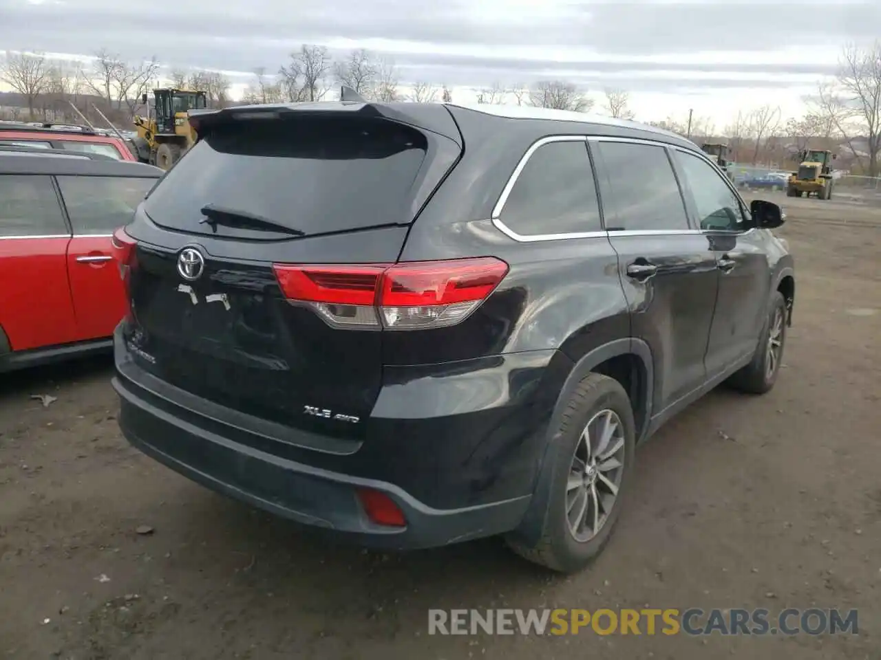 4 Photograph of a damaged car 5TDJZRFH3KS704656 TOYOTA HIGHLANDER 2019