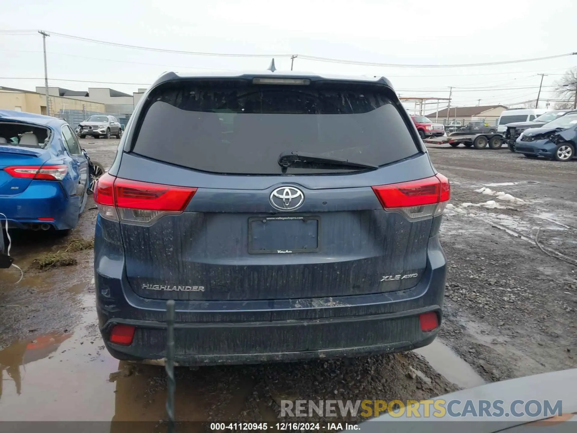17 Photograph of a damaged car 5TDJZRFH3KS708576 TOYOTA HIGHLANDER 2019