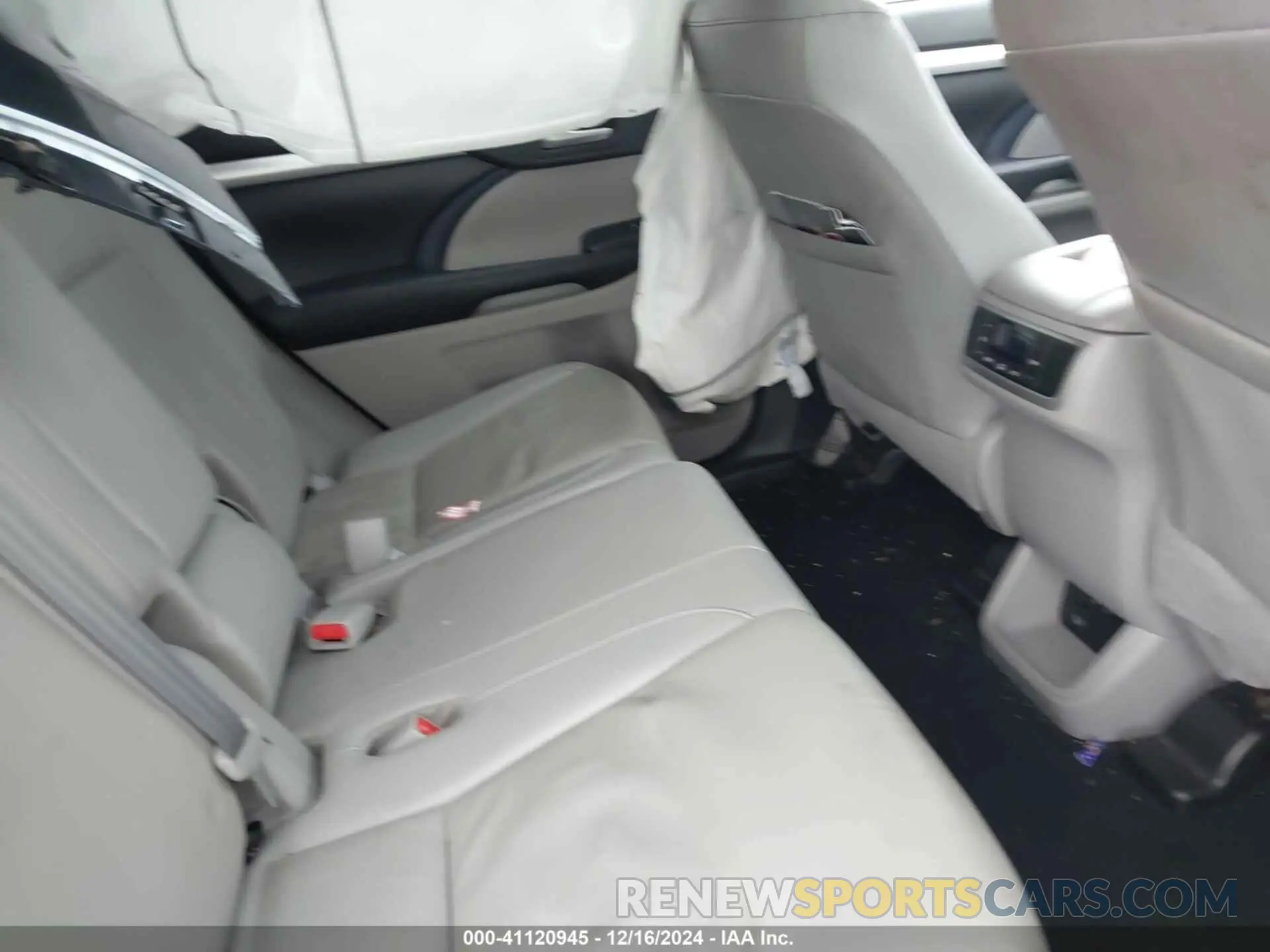 8 Photograph of a damaged car 5TDJZRFH3KS708576 TOYOTA HIGHLANDER 2019