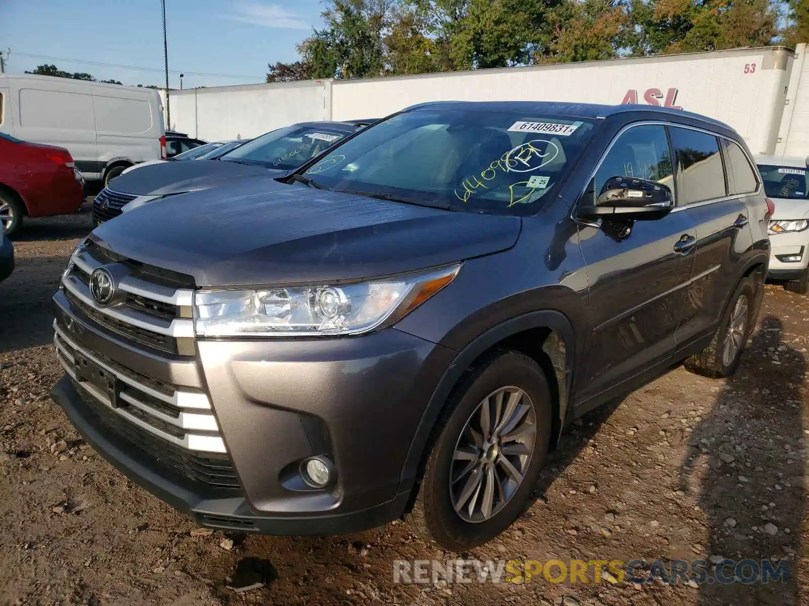 2 Photograph of a damaged car 5TDJZRFH3KS724194 TOYOTA HIGHLANDER 2019