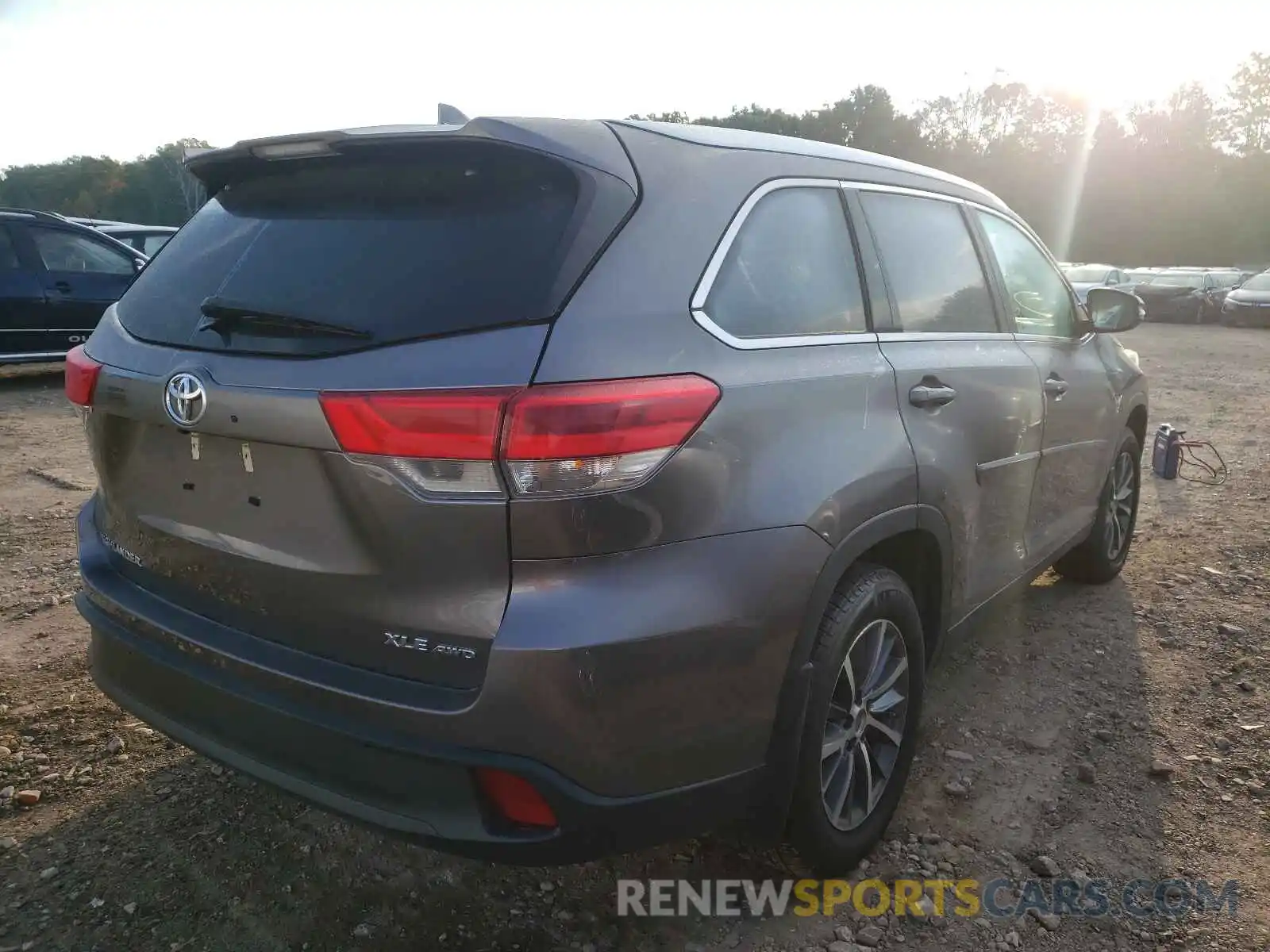 4 Photograph of a damaged car 5TDJZRFH3KS724194 TOYOTA HIGHLANDER 2019