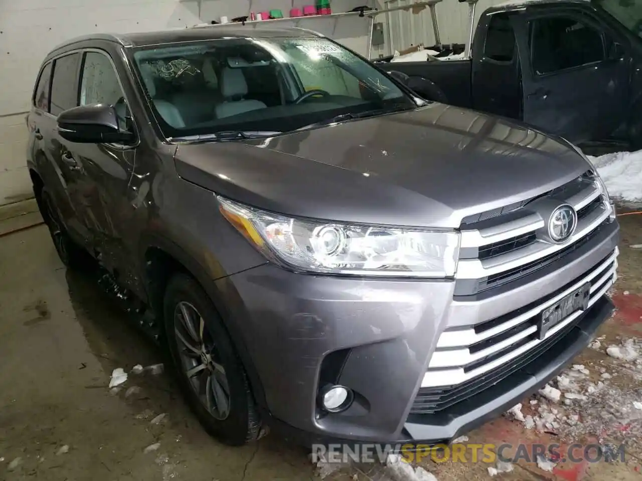 1 Photograph of a damaged car 5TDJZRFH3KS730965 TOYOTA HIGHLANDER 2019