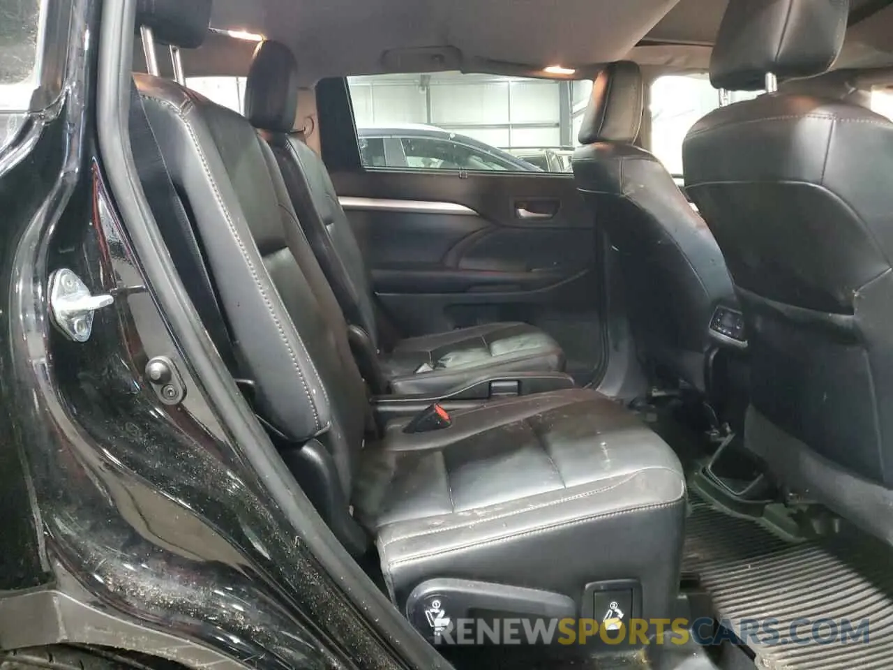11 Photograph of a damaged car 5TDJZRFH3KS733994 TOYOTA HIGHLANDER 2019