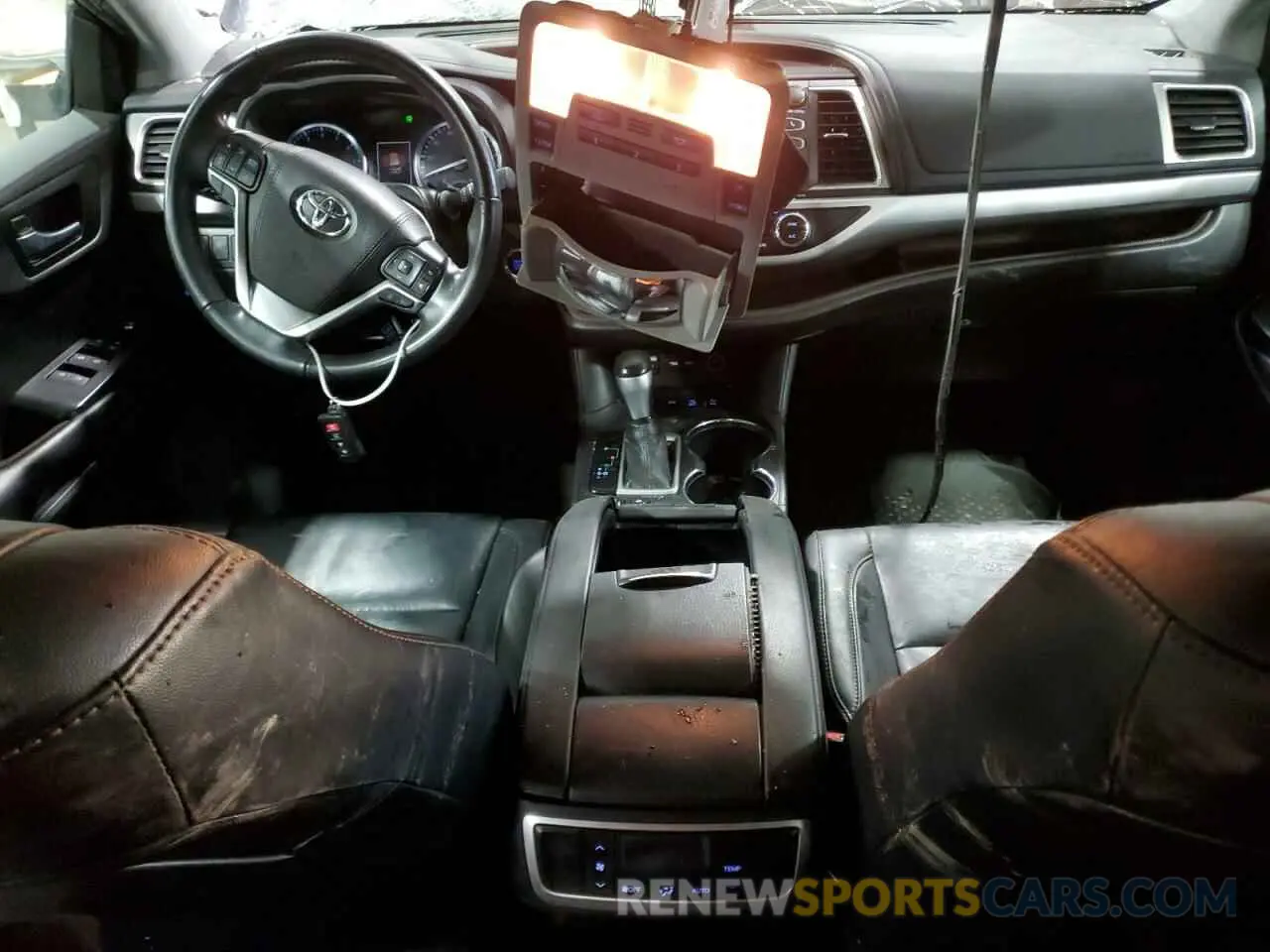 8 Photograph of a damaged car 5TDJZRFH3KS733994 TOYOTA HIGHLANDER 2019
