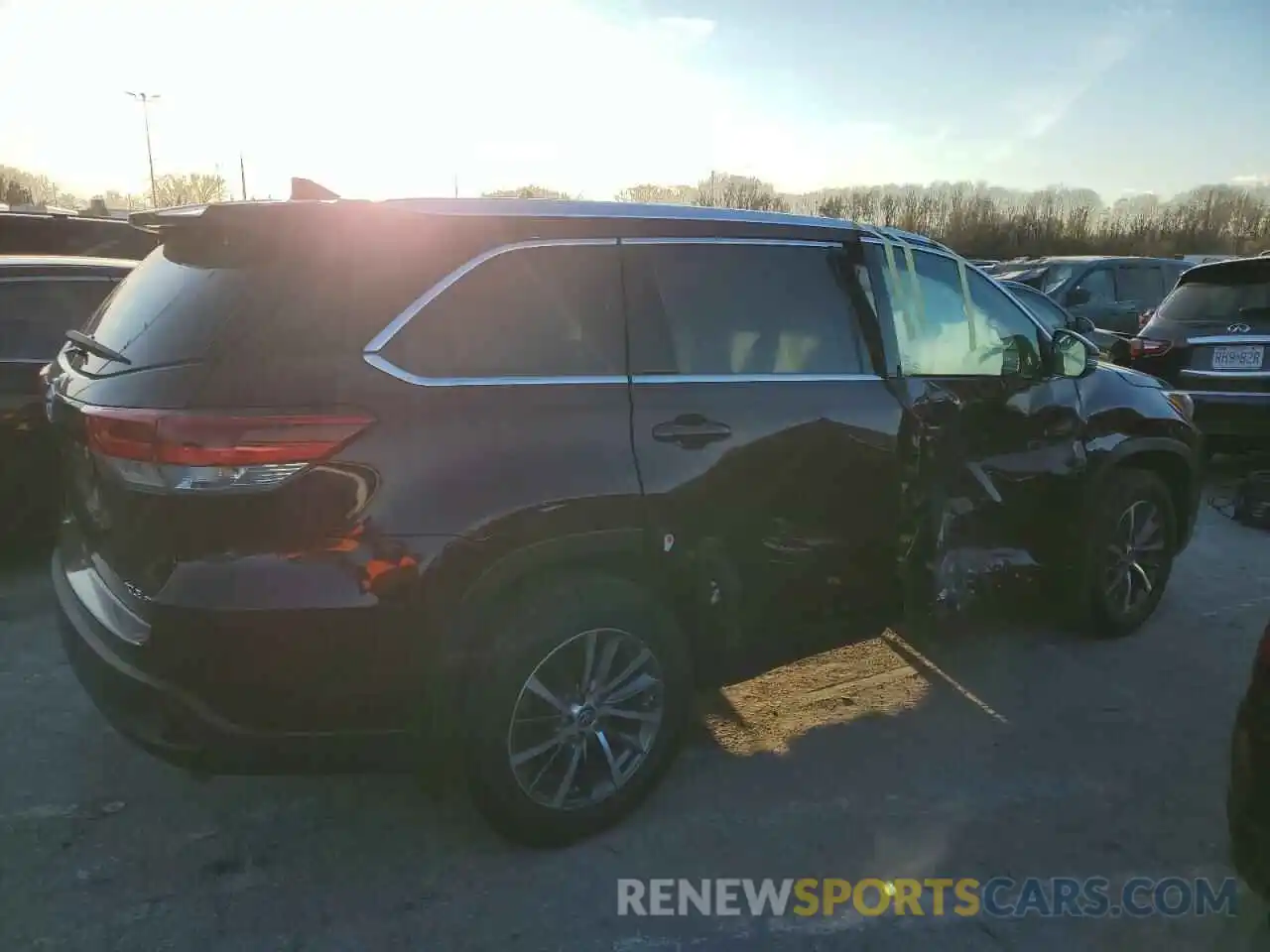 3 Photograph of a damaged car 5TDJZRFH3KS743103 TOYOTA HIGHLANDER 2019