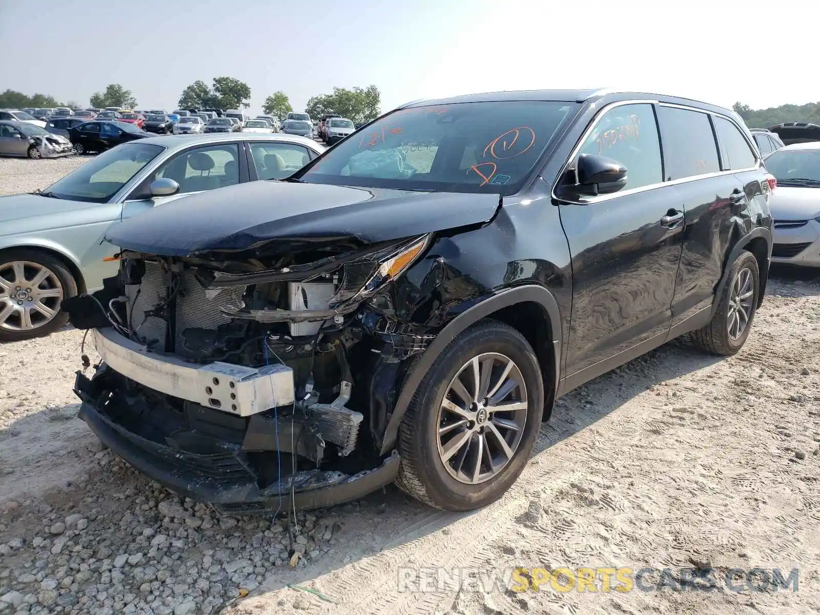 2 Photograph of a damaged car 5TDJZRFH3KS925089 TOYOTA HIGHLANDER 2019