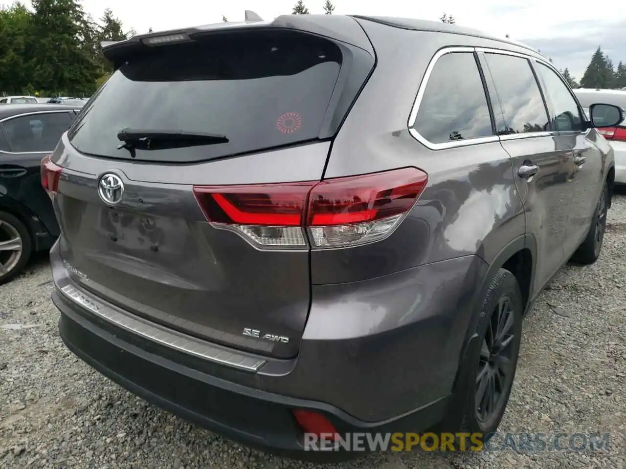 4 Photograph of a damaged car 5TDJZRFH3KS926453 TOYOTA HIGHLANDER 2019