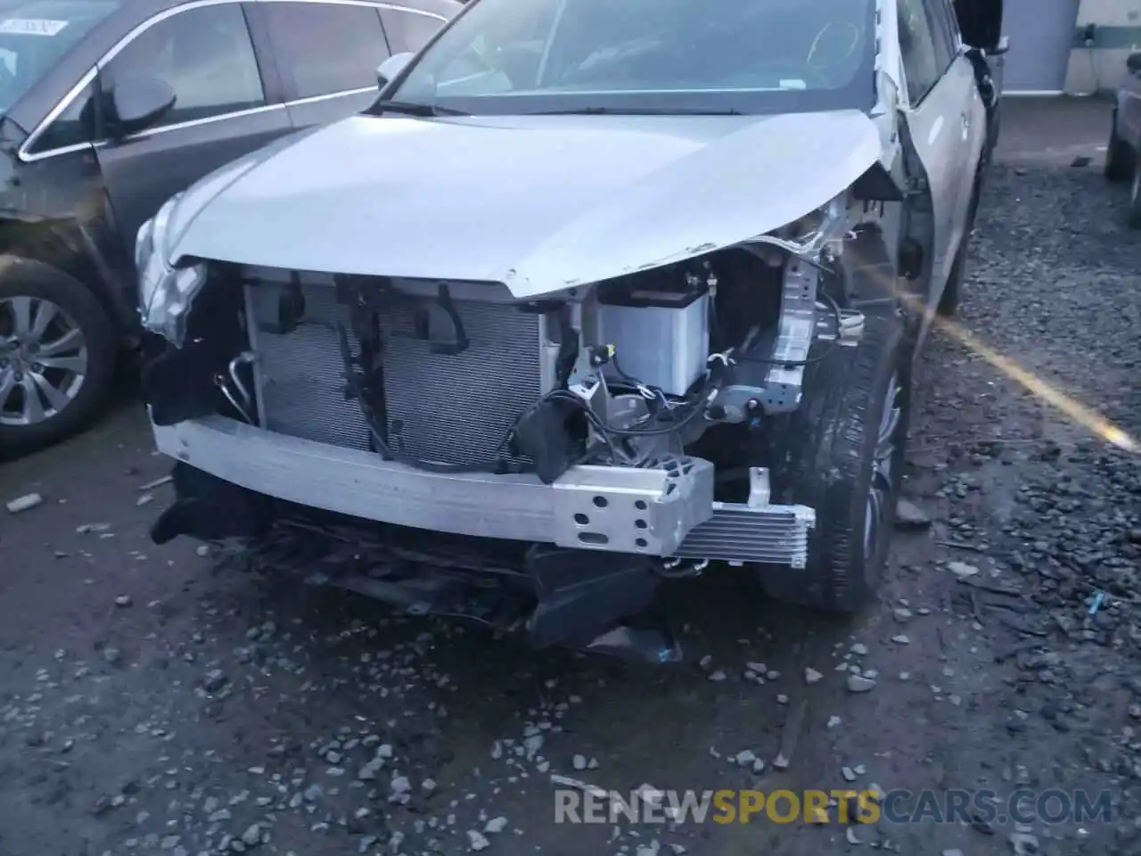 9 Photograph of a damaged car 5TDJZRFH3KS935184 TOYOTA HIGHLANDER 2019