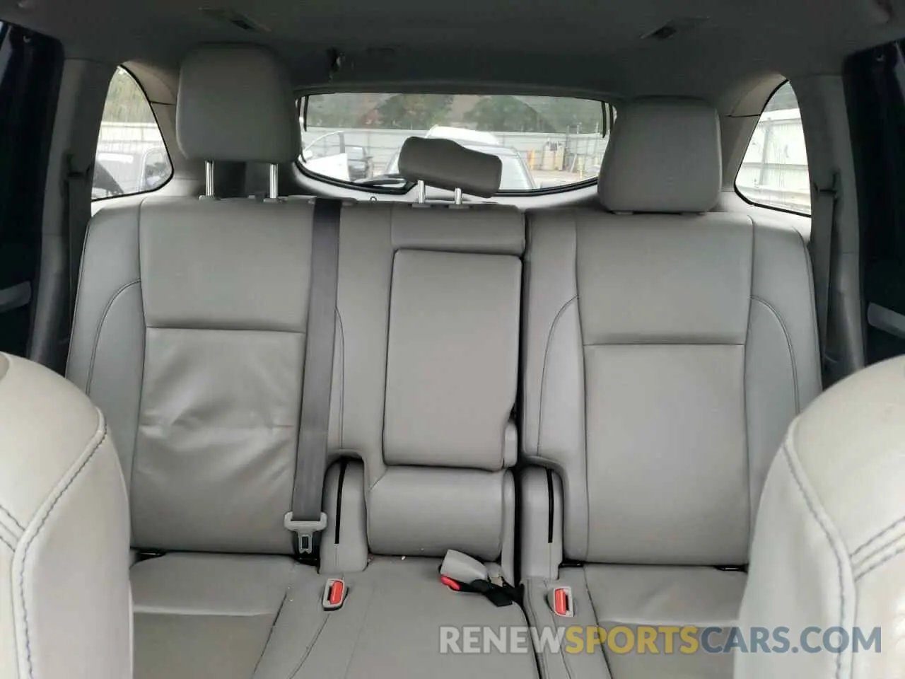 10 Photograph of a damaged car 5TDJZRFH3KS948131 TOYOTA HIGHLANDER 2019