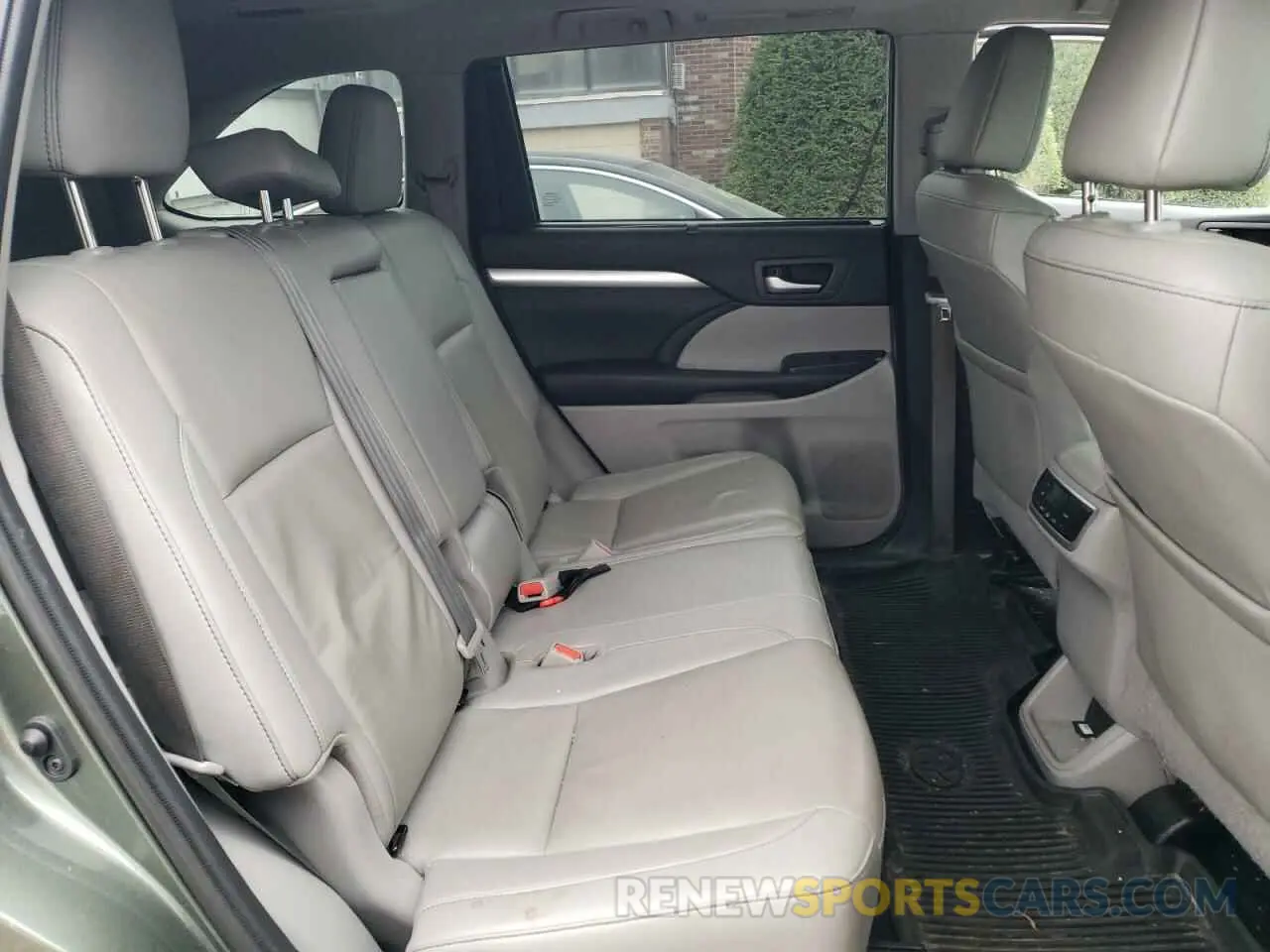 11 Photograph of a damaged car 5TDJZRFH3KS948131 TOYOTA HIGHLANDER 2019