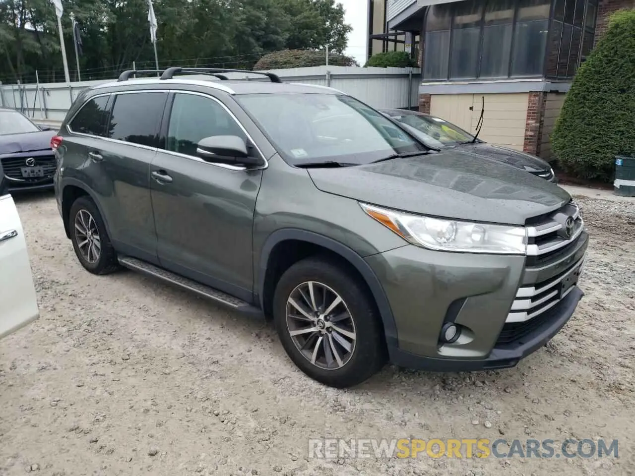 4 Photograph of a damaged car 5TDJZRFH3KS948131 TOYOTA HIGHLANDER 2019
